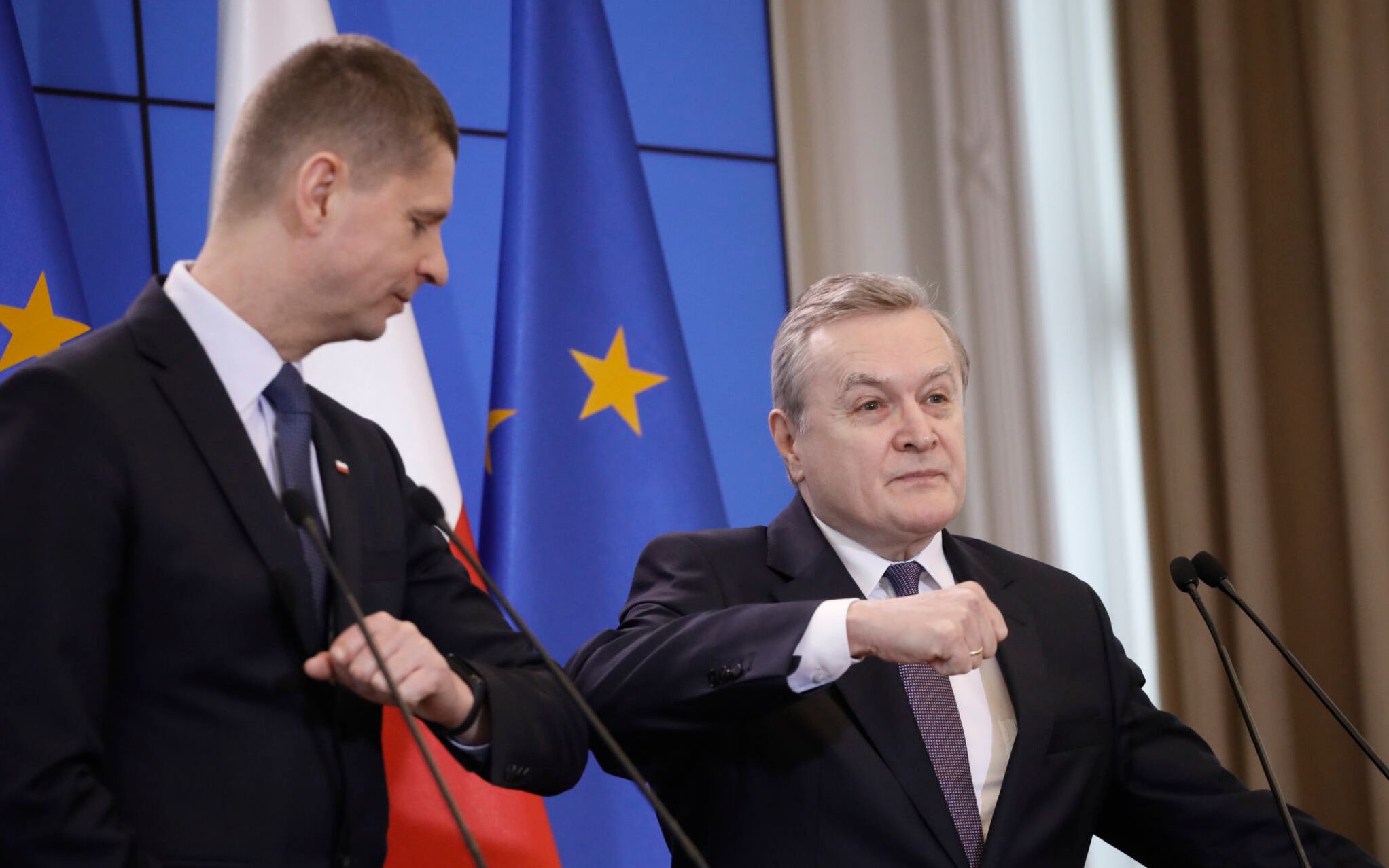 11.03.2020 Warszawa , ul. Ujazdowskie 1/3 . Minister edukacji Dariusz Piontkowski i minister kultury Piotr Glinski "przybijaja piatke lokciem " podczas konferencji prasowej . Rzad zamyka szkoly w zwiazku z epidemia koronawirusa .
Fot. Maciek Jazwiecki / Agencja Gazeta