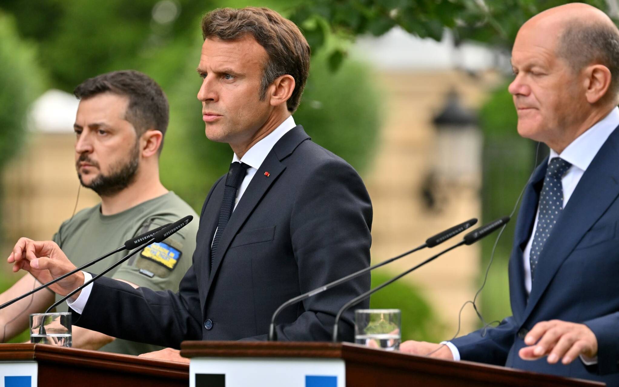 (From L) Ukrainian President Volodymyr Zelensky, President of France Emmanuel Macron and Chancellor of Germany Olaf Scholz give a joint press conference following their meeting in Kyiv on June 16, 2022. - The European Union's most powerful leaders on June 16 embraced Ukraine's bid to be accepted as a candidate for EU membership, in a powerful symbol of support in Kyiv's battle against Russia's invasion. (Photo by Sergei SUPINSKY / AFP)
