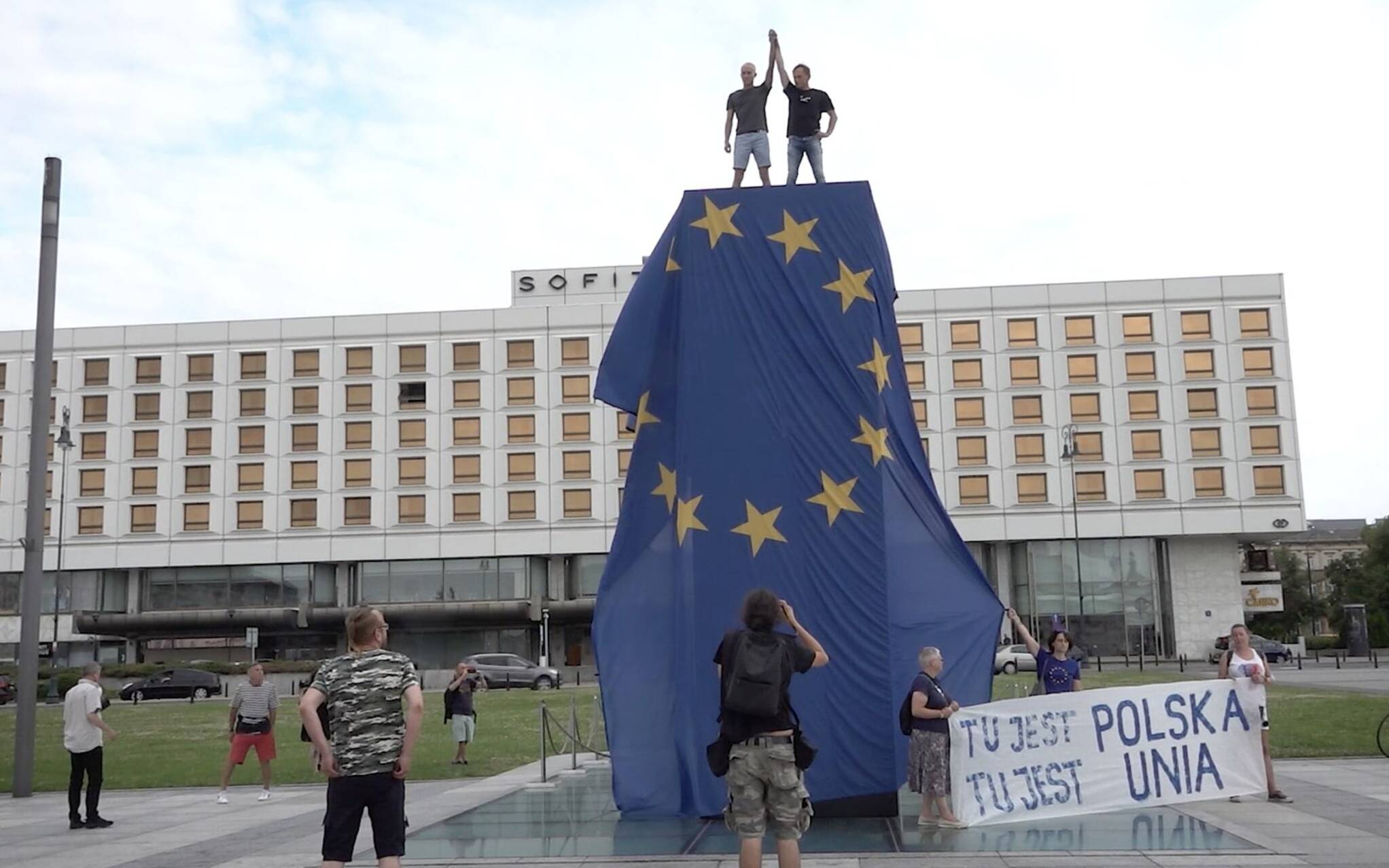 Grafika do artykułu Flaga UE przykryła „smoleńskie schody”. Błyskawiczna akcja Lotnej Brygady Opozycji i Cienia Mgły