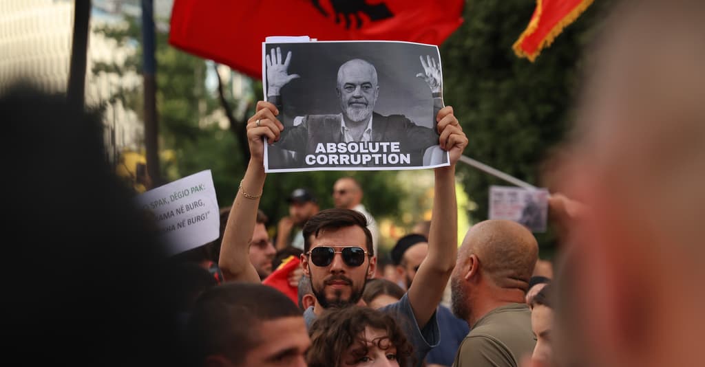 „Rewolucja flamingów”. Edi Rama kpi z protestów