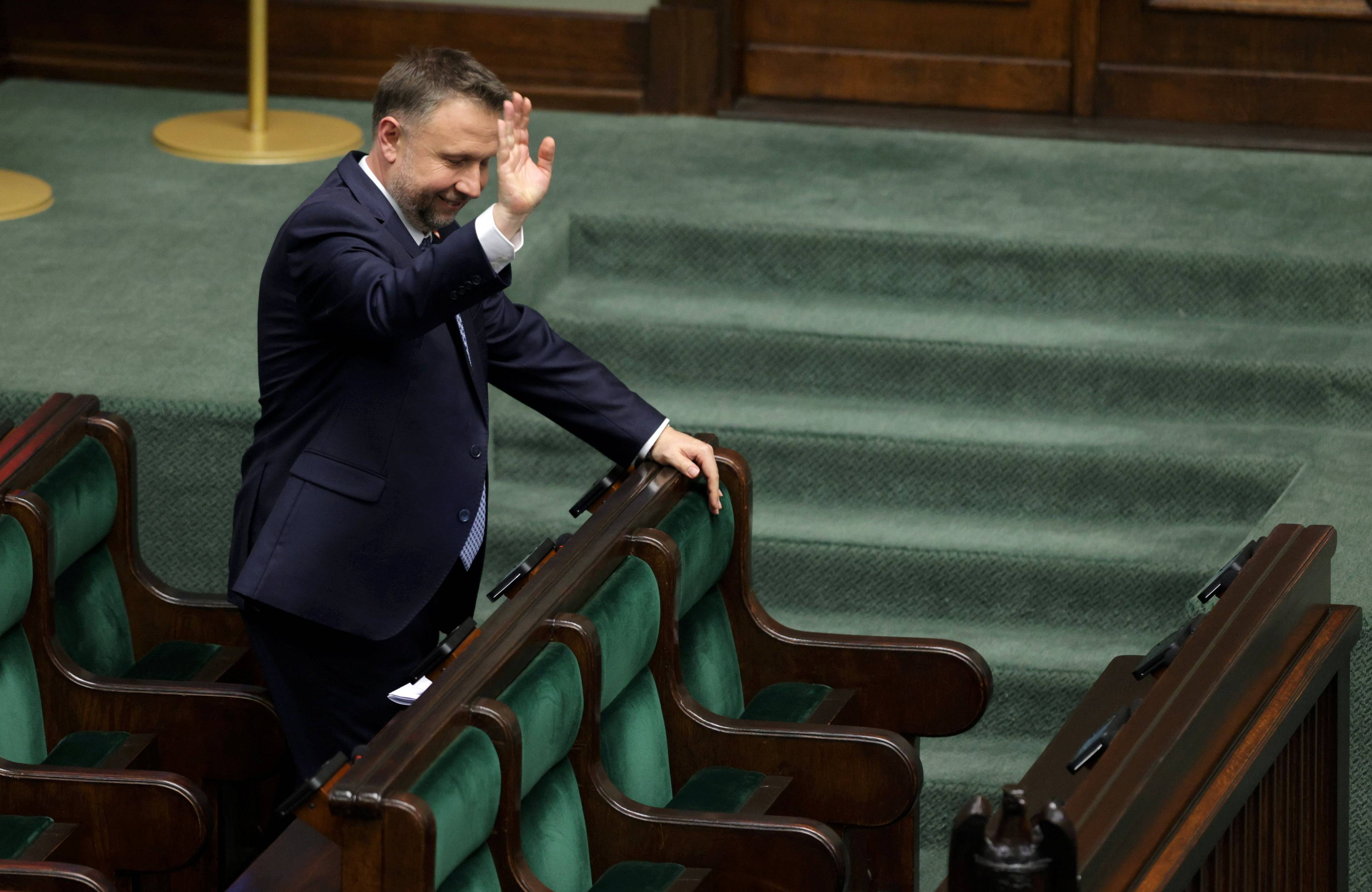 Marcin Kierwiński macha do posłów w sali plenarnej Sejmu