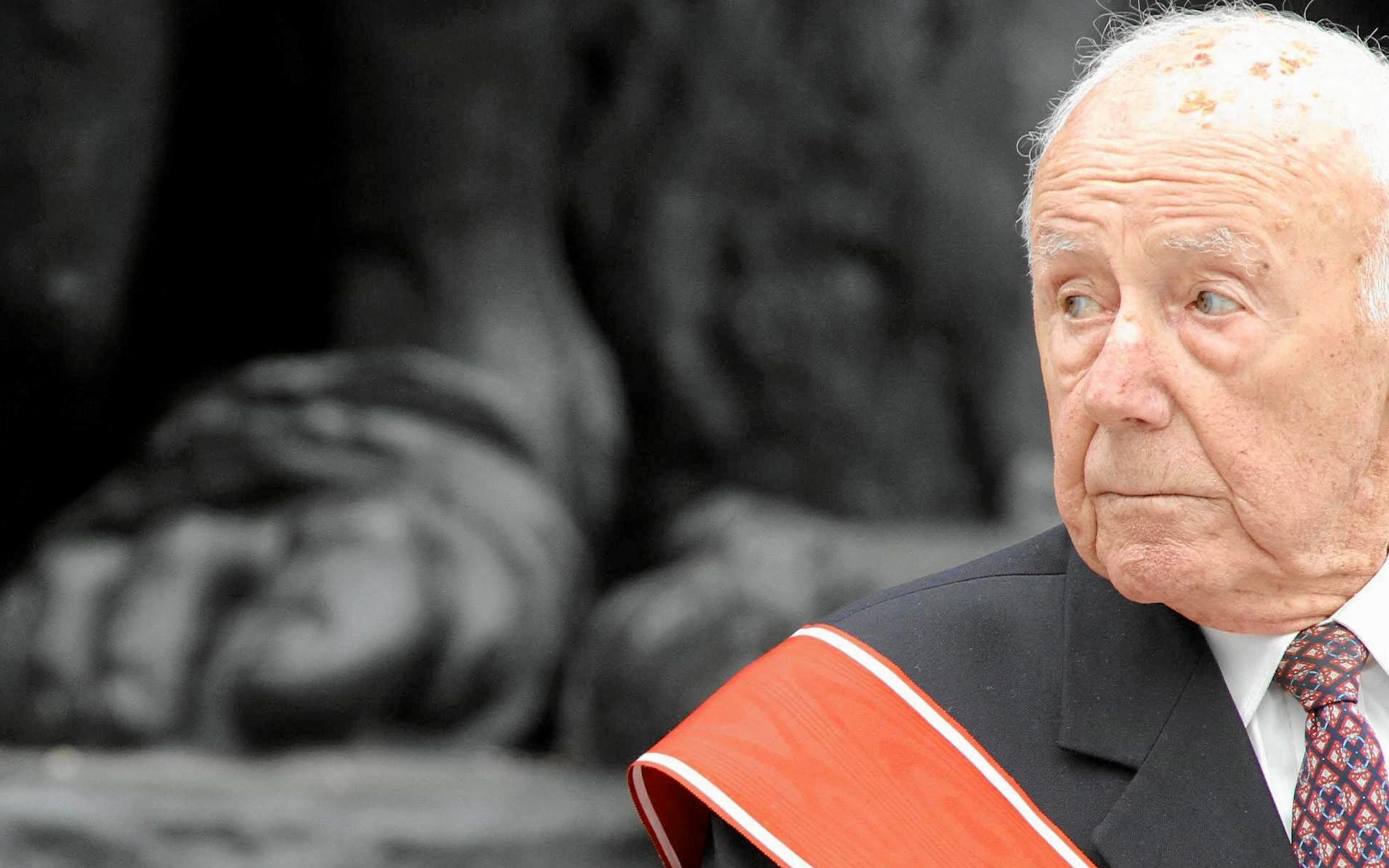19.04.2013 Warszawa . Weteran powstania Symcha Ratajzer - Rotem  " Kazik " odbiera Krzyz Wielki Orderu Odrodzenia Polski z rak prezydenta RP Bronislawa Komorowskiego , podczas uroczystych obchodow 70 rocznicy wybuchu powstania w getcie warszawskim - pod Pomnikiem Bohaterow Getta.
fot. Slawomir Kaminski / Agencja Gazeta
i