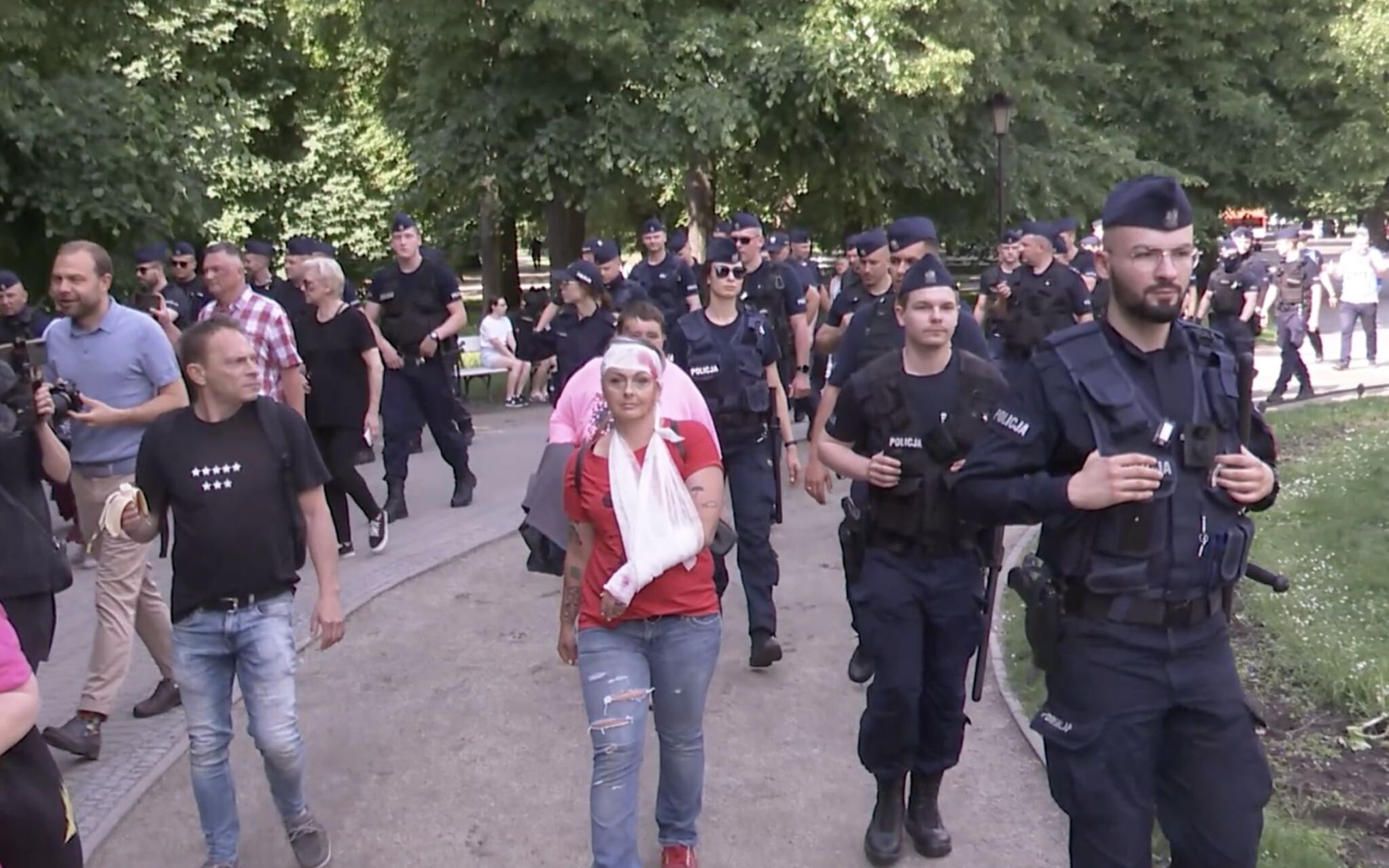 Grafika do artykułu „Obywatelu, pomóż Policji. Pobij się sam”. Lotna Brygada Opozycji na 146. miesięcznicy smoleńskiej