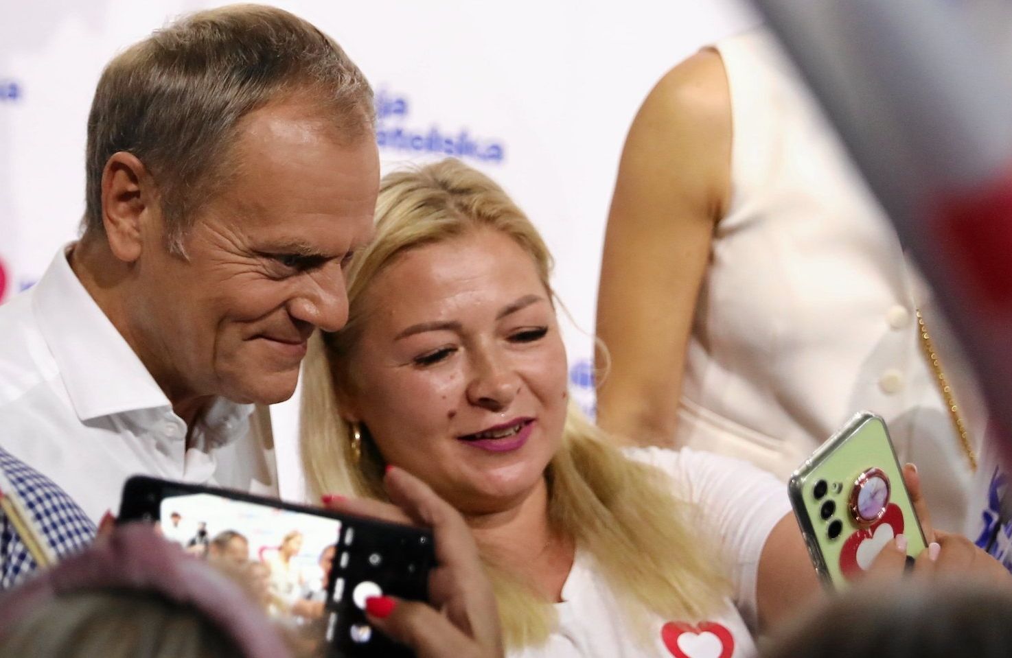 Donald Tusk robi sobie selfie z jedną z działaczek na konwencji KO w Tarnowie.