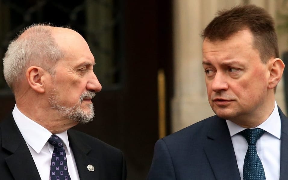 08.04.2016  Warszawa. Antoni Macierewicz i Mariusz Blaszczak podczas powitania premiera Czech Bohuslava Sobotki w KPRM przed konsultacjami . Fot . Kuba Atys / Agencja Gazeta