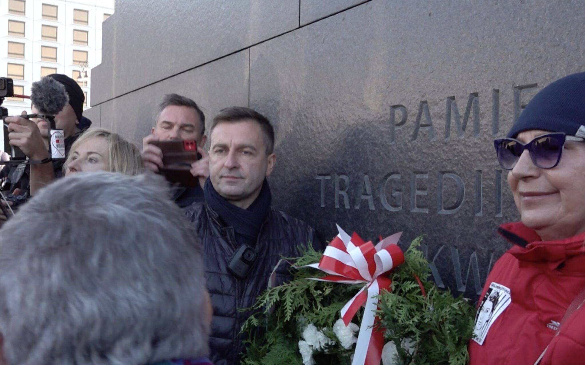 Grafika do artykułu Smoleński wieniec Komosy. Szarpanina z wojskiem i policjantami.