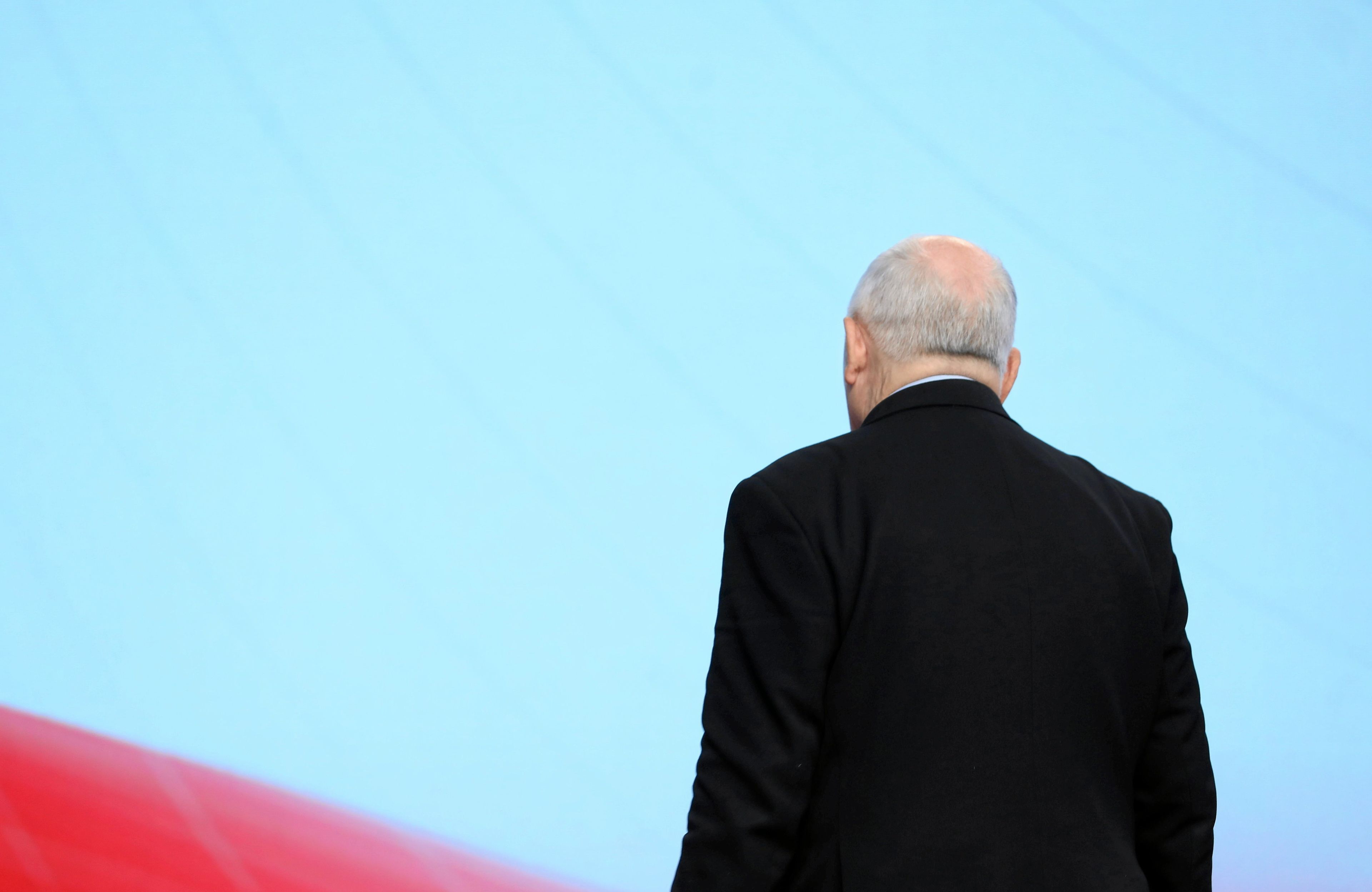 Jarosław Kaczyński obrócony tyłem do obiektywu aparatu