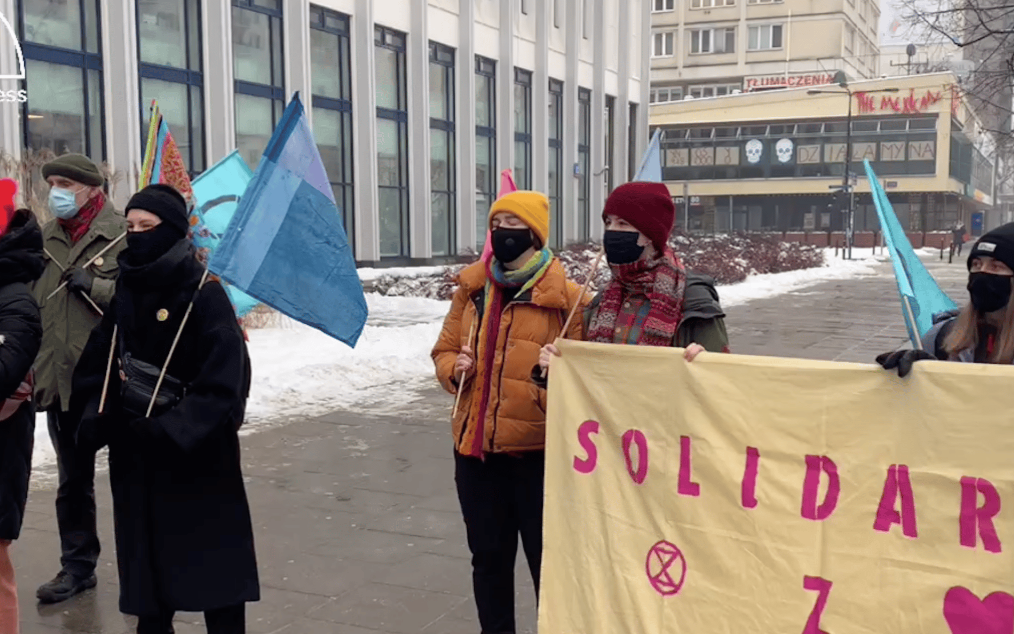 Grafika do artykułu Zamienili uliczne tablice na „Dzielnicę Katastrofy Klimatycznej”, stanęli przed sądem