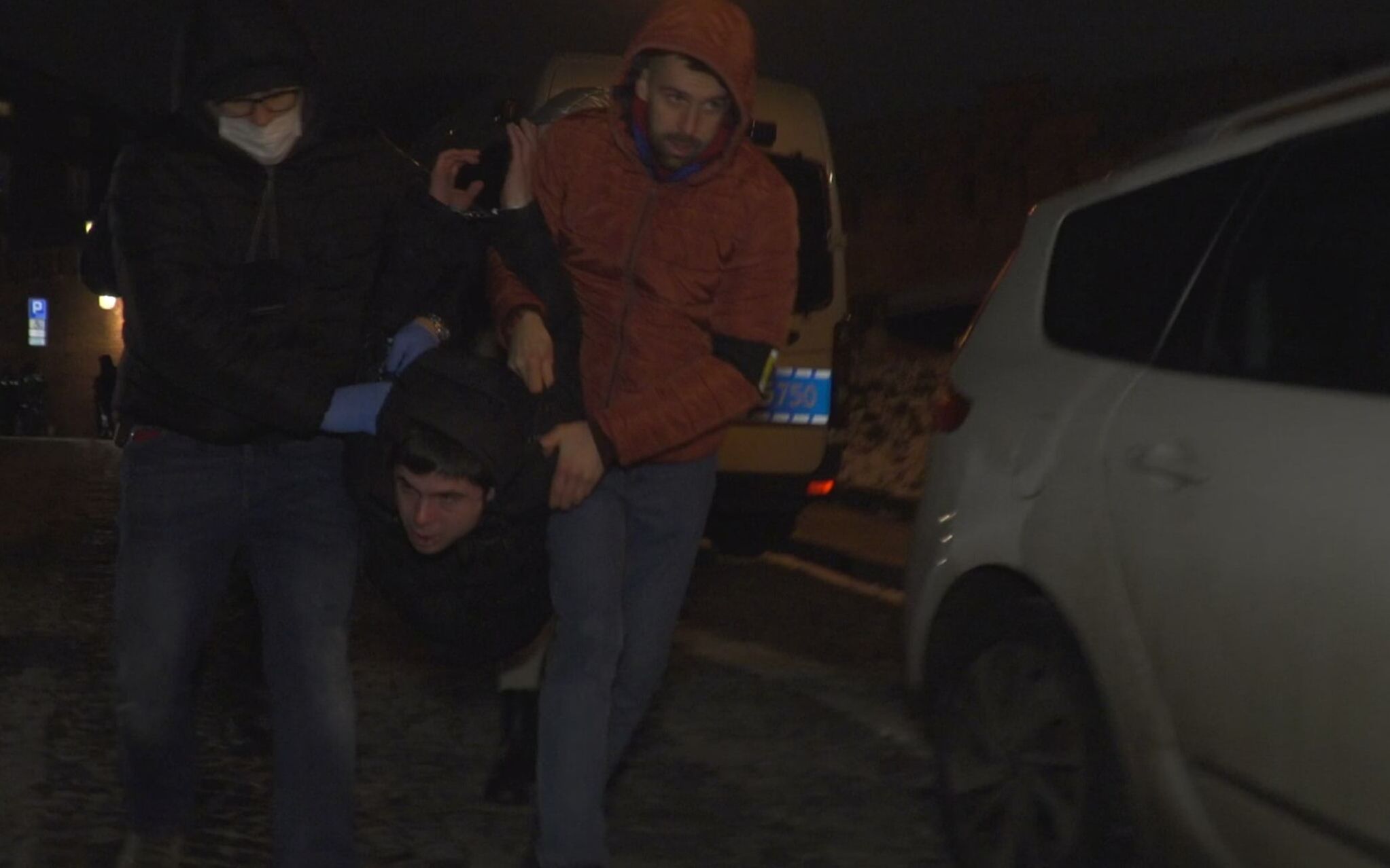 Grafika do artykułu Prezes Kaczyński na Wawelu. Nieumundurowani policjanci ostro potraktowali demonstrantów