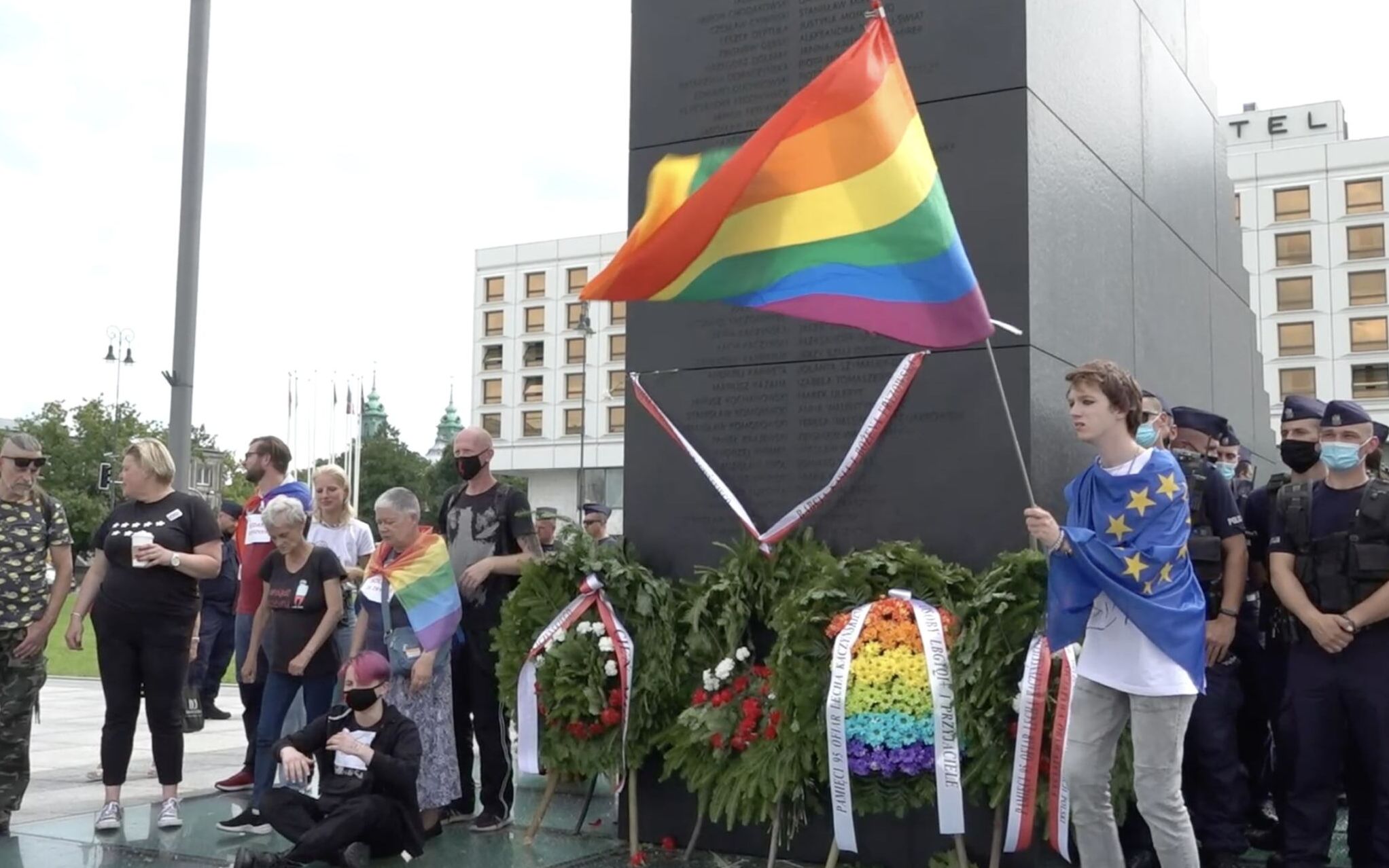 Grafika do artykułu Cztery godziny walki na wieńce. Prezes Kaczyński złożył jeden, a obywatele dziesięć, w tym tęczowy