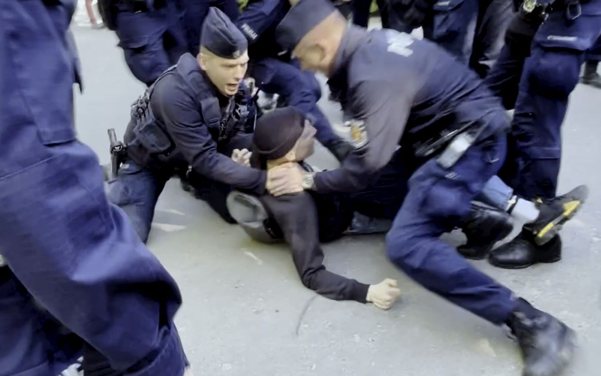 Grafika do artykułu Policja poturbowała i zatrzymała aktywistę z Lotnej Brygady Opozycji. 145. miesięcznica smoleńska