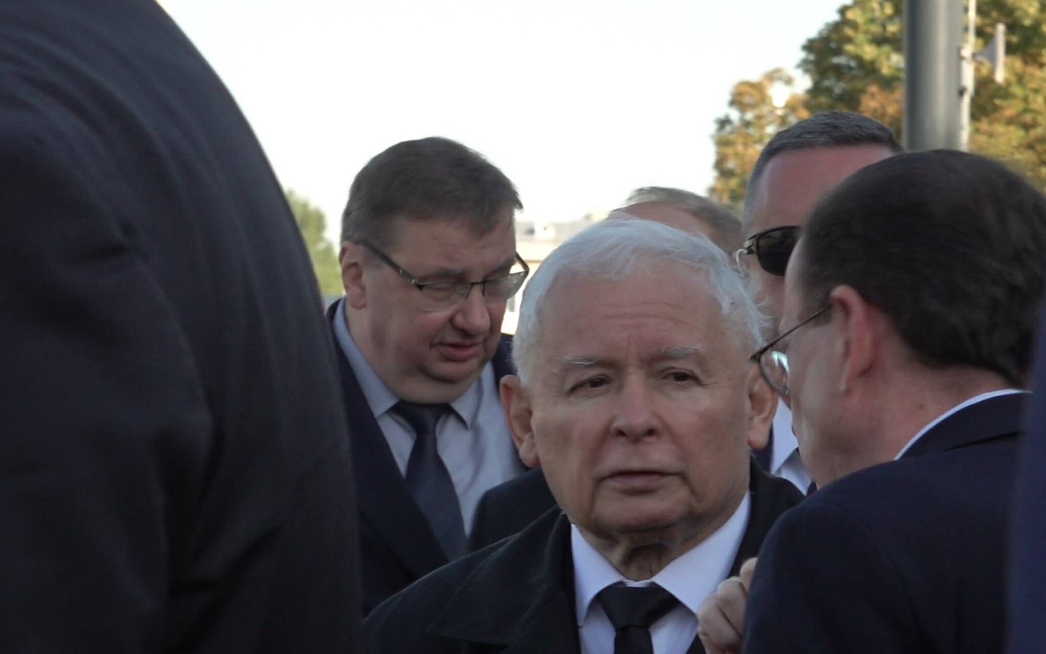 Grafika do artykułu Kaczyńskiemu puszczają nerwy i policja wyrywa tuby demonstrantom [137. miesięcznica]