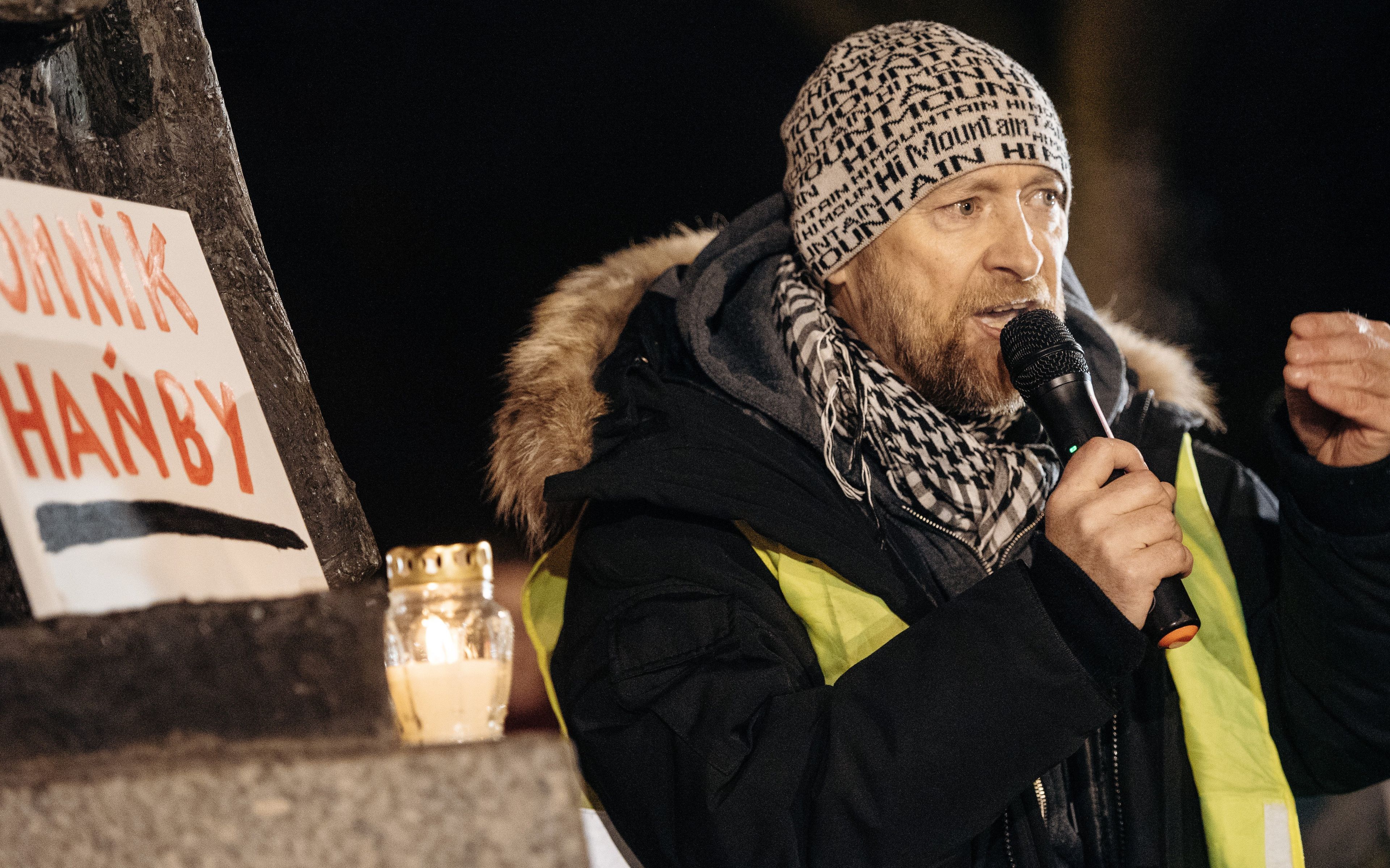 12.01.2019 Gdansk , ul . Stolarska . Protest pod pomnikiem ks . Henryka Jankowskiego . Organizatorem protestu byl (C) Michal Wojciechowicz , ktory jest ofiara ksiedza Jankowskiego , inicjator powolania komisji do badania pedofilii w kosciele .
Fot. Bartosz Banka / Agencja Gazeta