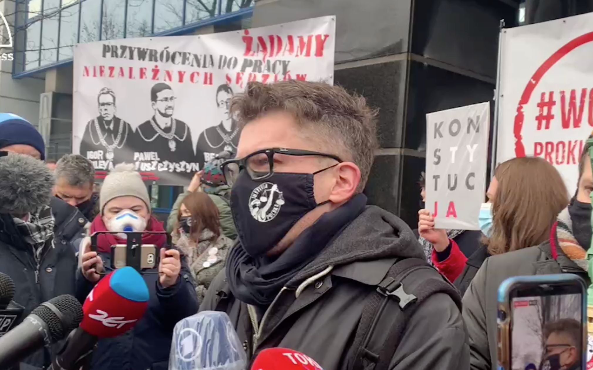 Grafika do artykułu Sędzia Tuleya przed prokuraturą. Nie stawił się na przesłuchanie, przemawiał przed budynkiem
