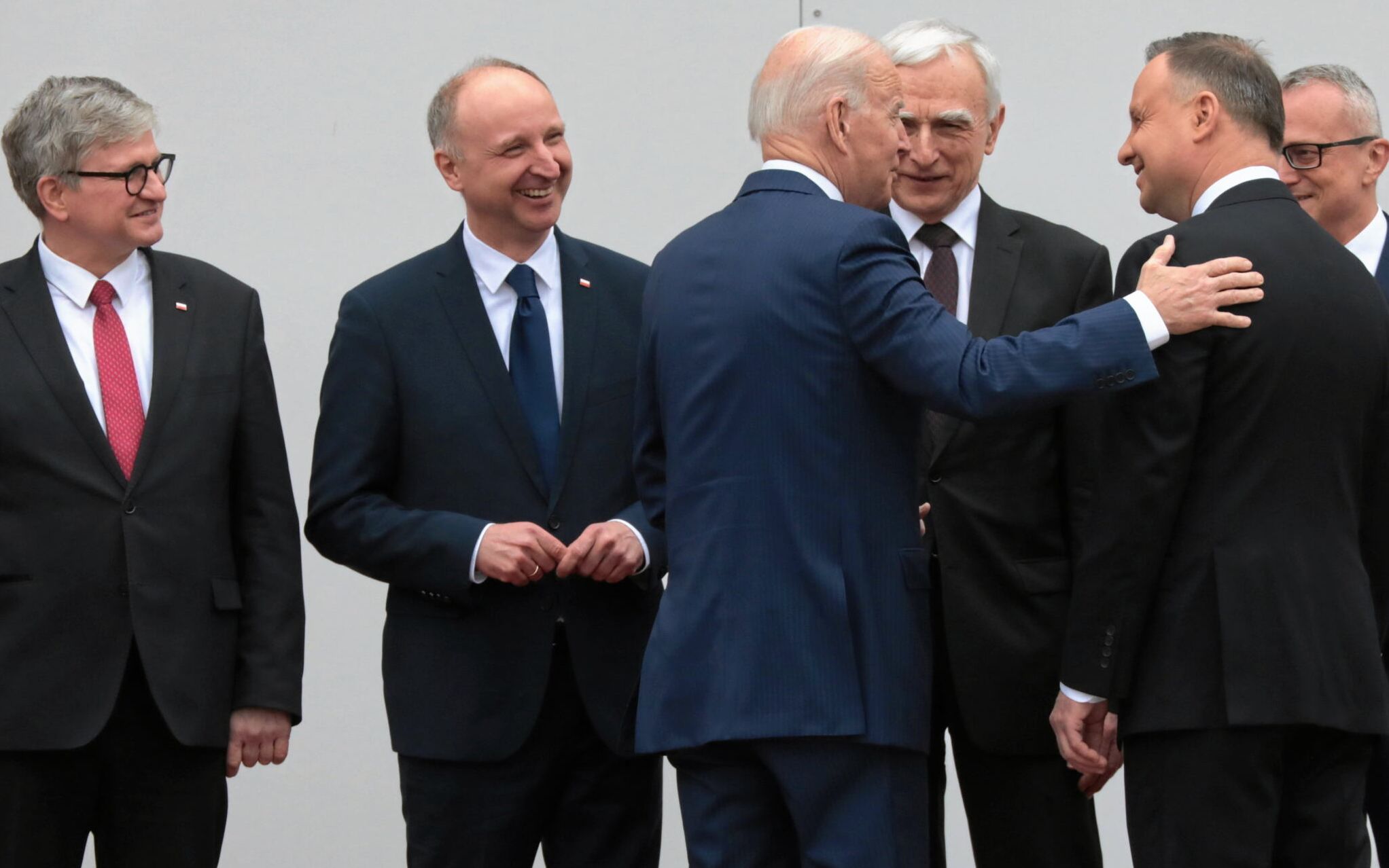 26.03.2022 Warszawa , Krakowskie Przedmiescie , Palac Prezydencki . Ceremonia oficjalnego powitania Prezydenta Stanow Zjednoczonych Joe Bidena przez Prezydenta RP Andrzeja Dude . nz od lewej: Pawel Soloch , Wojciech Kolarski , Joe Biden , Piotr Naimski , Andrzej Duda , Marek Magierowski
Fot. Slawomir Kaminski / Agencja Wyborcza.pl