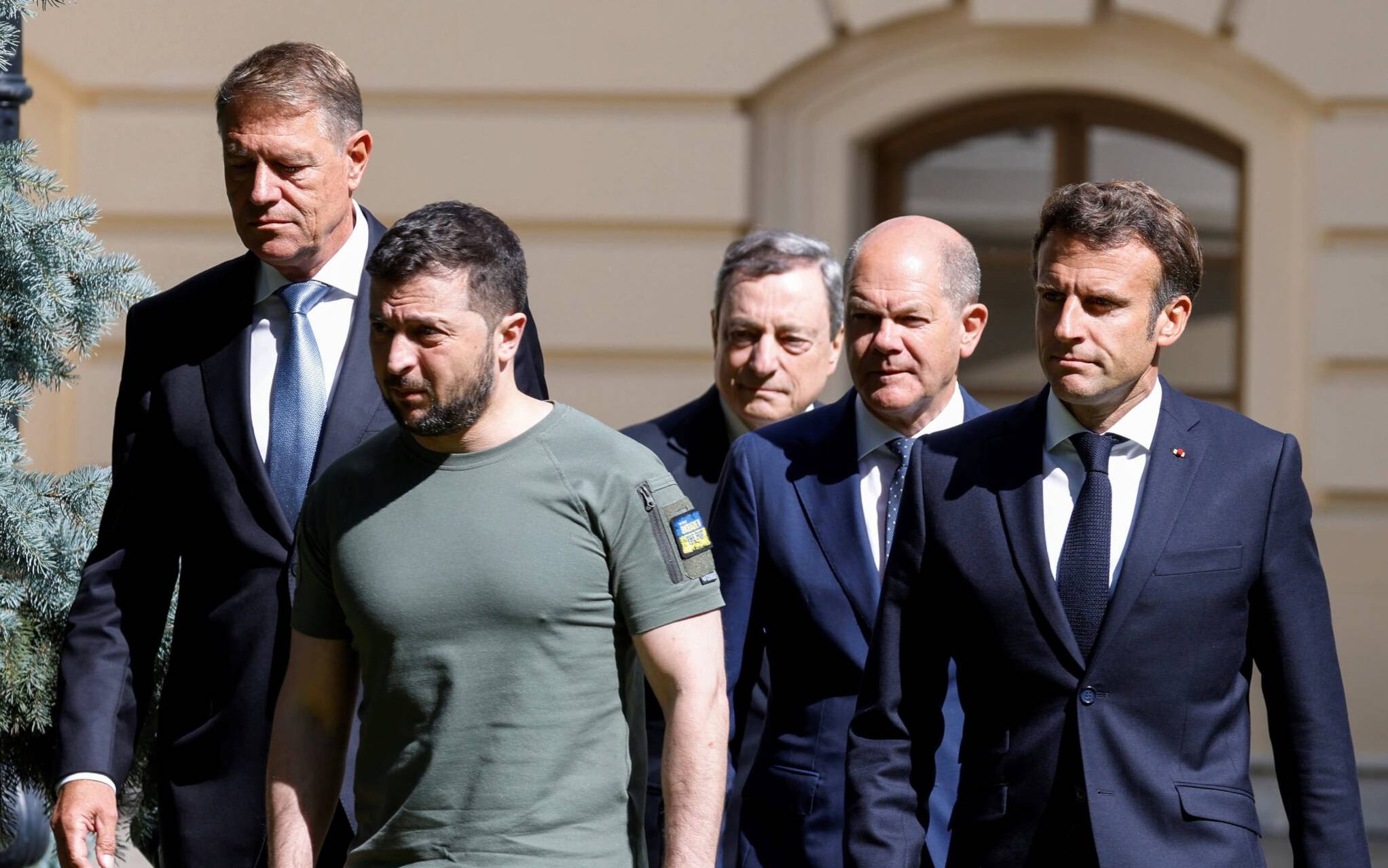(From L) Romanian President Klaus Iohannis, Ukrainian President Volodymyr Zelensky,  Italian Prime Minister Mario Draghi, German Chancellor Olaf Scholz and French President Emmanuel Macron arrive for a press conference in at Mariinsky Palace in Kyiv, on June 16, 2022. - The leaders of major EU powers France, Germany and Italy vowed on June 16 to help Ukraine defeat Russia and to rebuild its shattered cities, in a visit to a war-torn Kyiv suburb. (Photo by Ludovic MARIN / POOL / AFP)