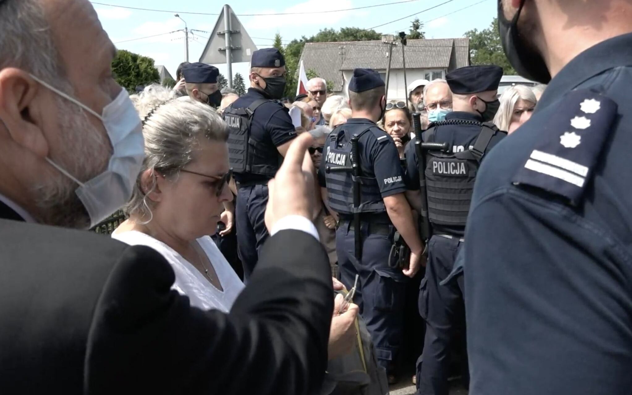 Grafika do artykułu 80. rocznica zbrodni w Jedwabnem rozpoczęła się od policyjnej blokady