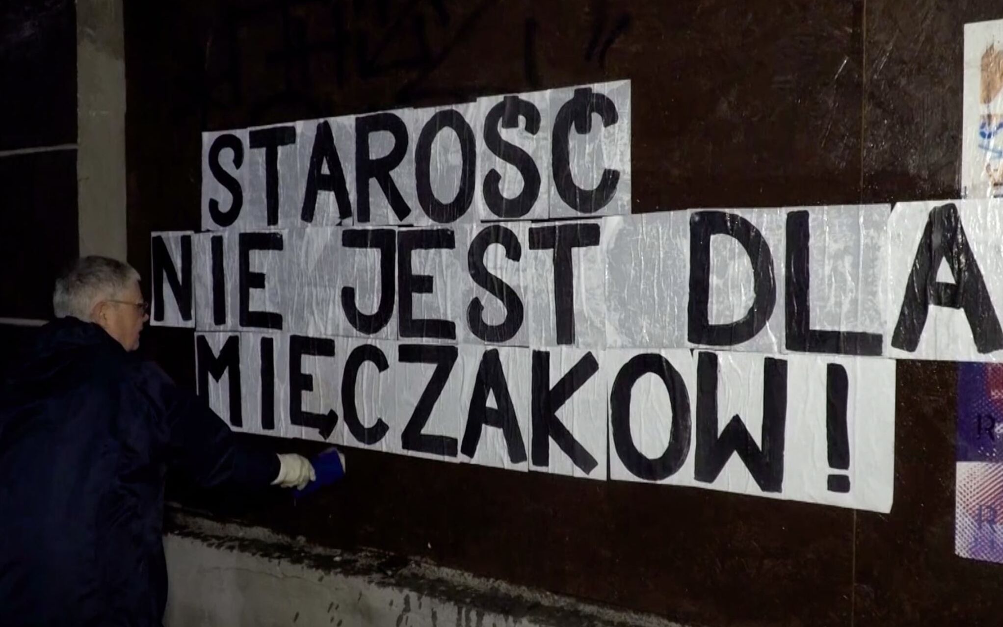 Grafika do artykułu Plakaciary w Warszawie. Nocna akcja z Babcią Kasią