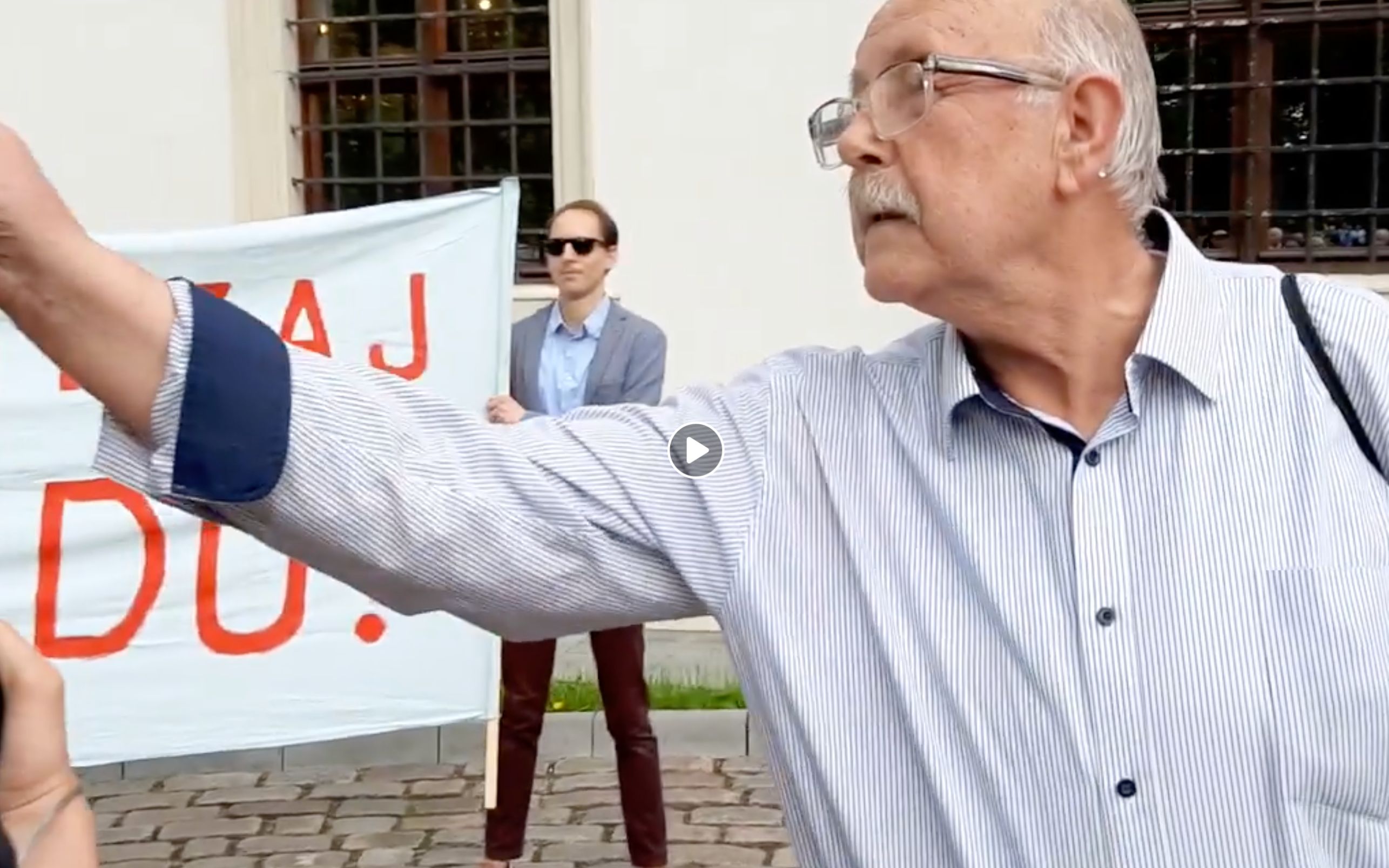Grafika do artykułu Atak na dziennikarkę OKO.press przed koncertem Jana Pietrzaka. Składamy zawiadomienie o przestępstwie