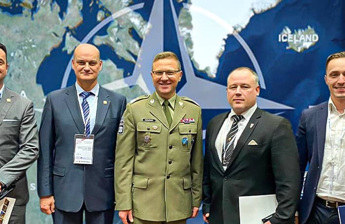 Kamil Całek (pierwszy z prawej) obok generała Karola Molendy (trzeci z prawej). Fot. Facebook/Kamil Całek