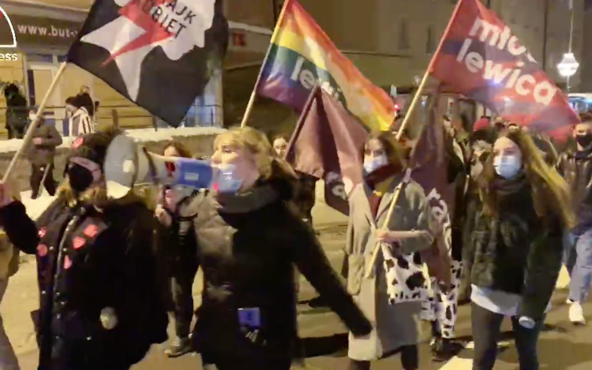 Grafika do artykułu Strajk Kobiet w Białymstoku. Dziesiątki ludzi na mrozie, upomnienie za przekleństwa od policji