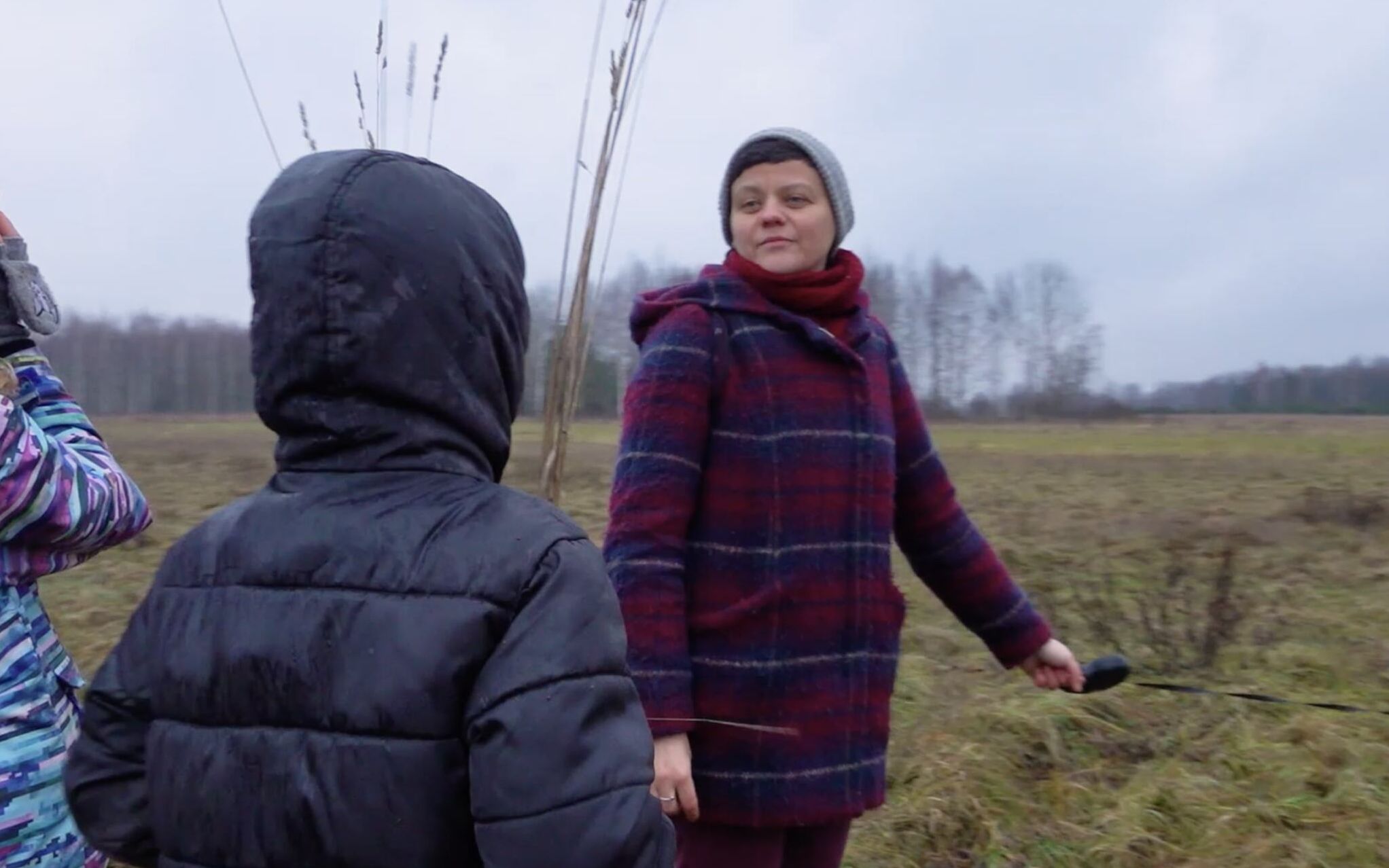 Grafika do artykułu „Mamo, widać mnie? Zona 2021”. Premiera filmu