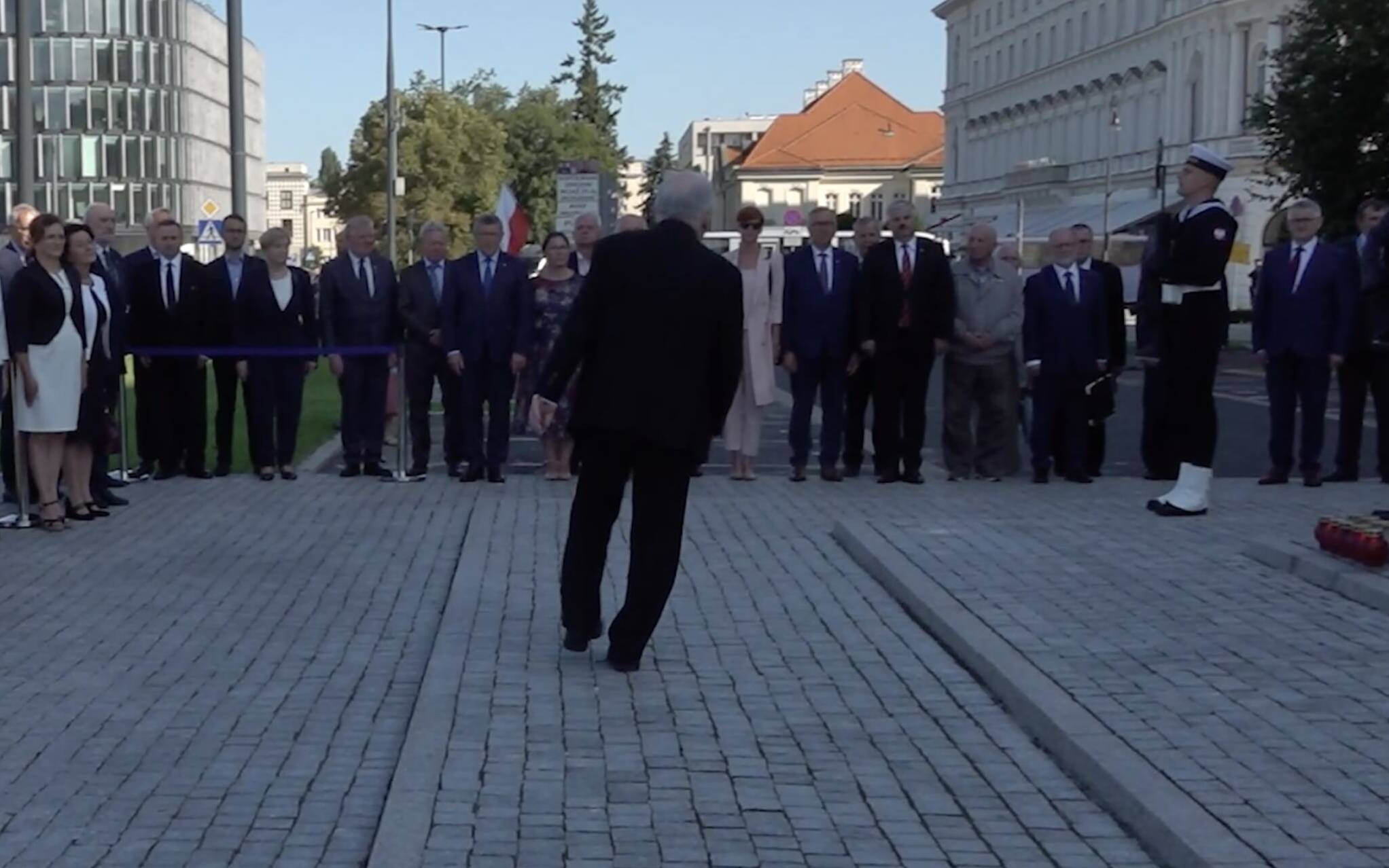 Grafika do artykułu Prezes Kaczyński się chwieje, Babcia Kasia tańczy. 136. miesięcznica smoleńska