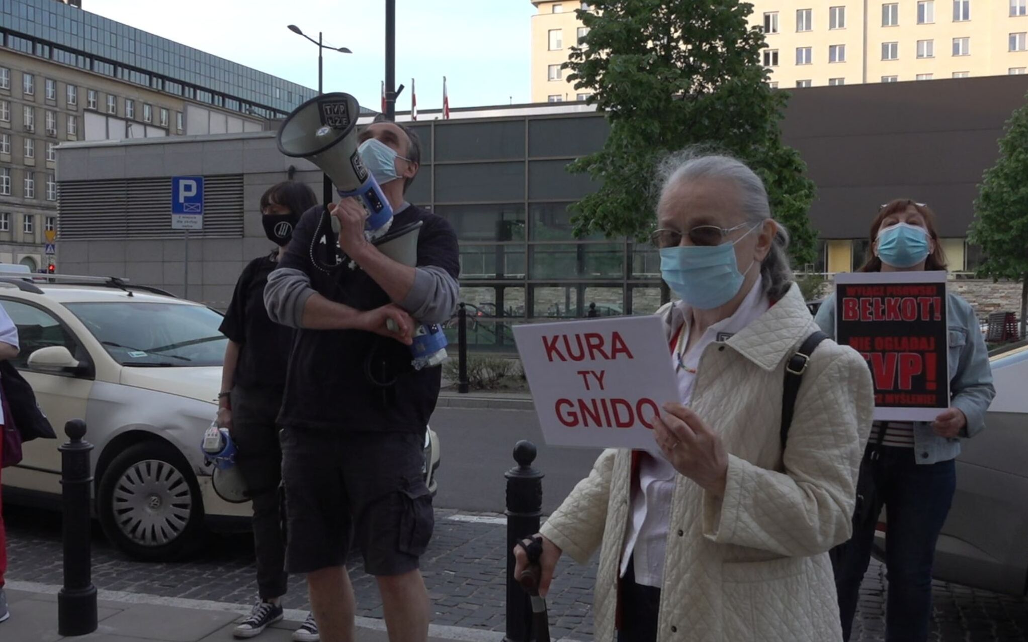 Grafika do artykułu Okrzyki "TVP ŁŻE" i "KURA, TY GNIDO" niosą się jak Hejnał Mariacki, na cztery strony świata