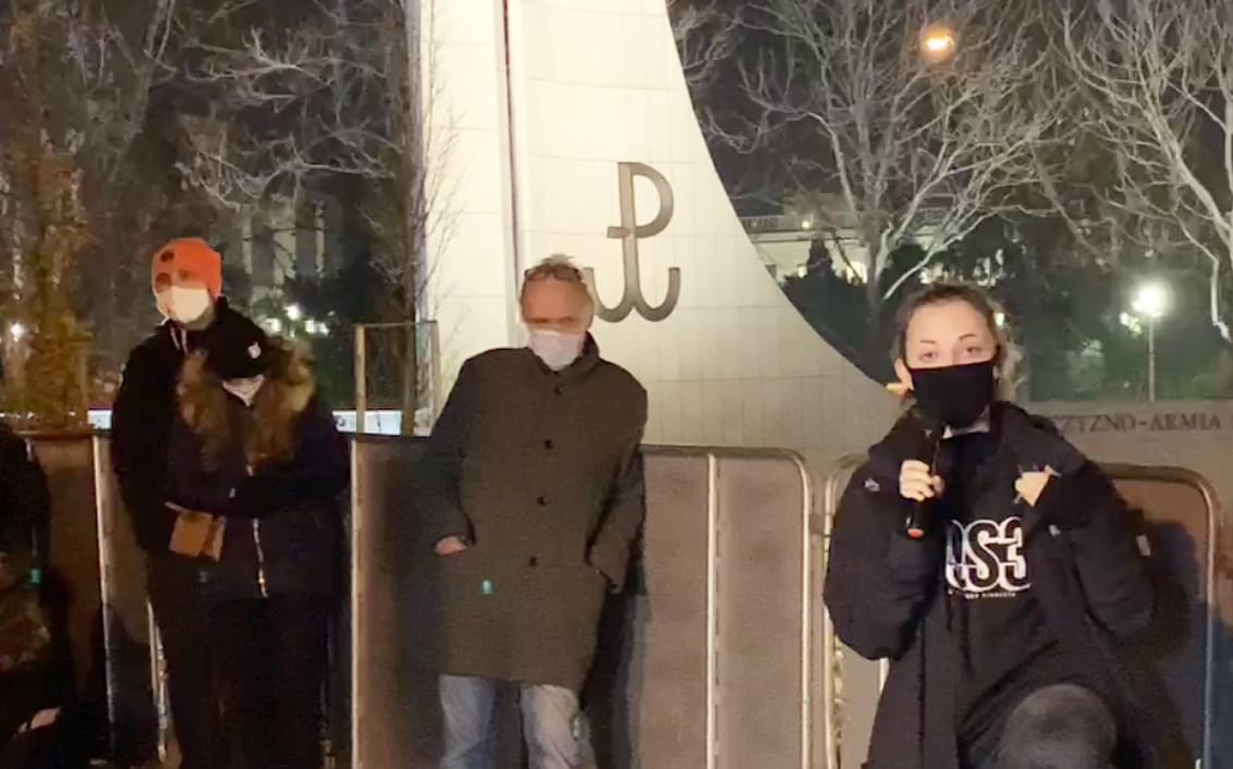 Grafika do artykułu Protest przeciwko policyjnej brutalności. Przemowy ulicznych działaczek i posłów
