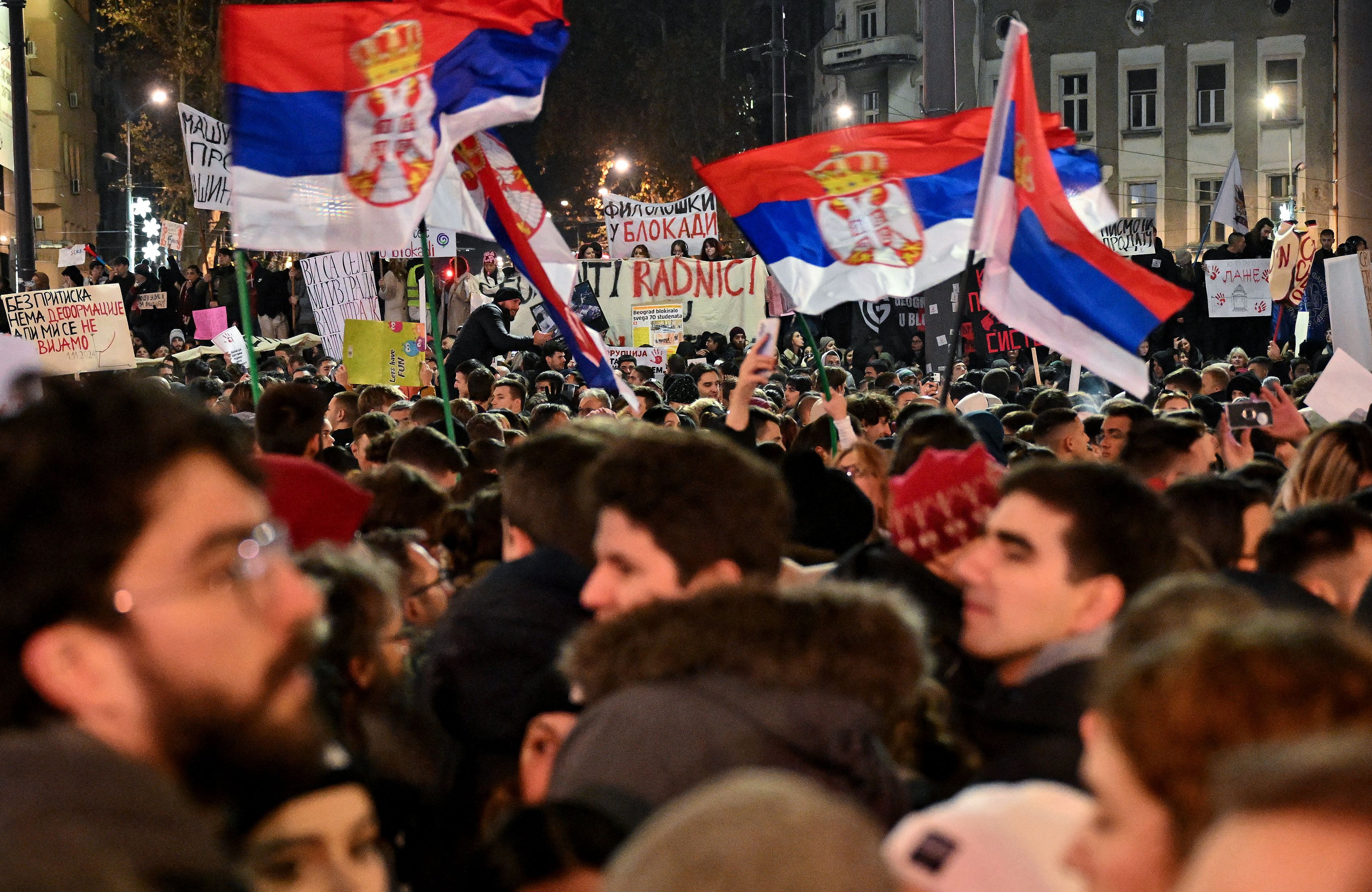 Protesty w Belgradzie, tłum z serbskimi flagami