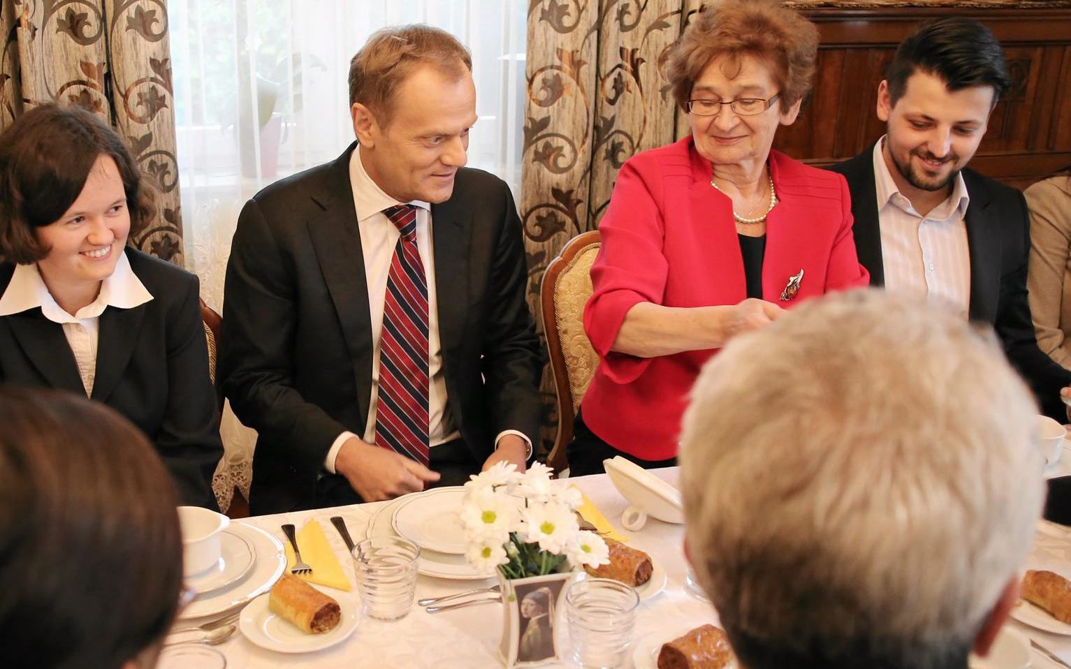 15.05.2014 Zabierzow Bochenski k . Niepolomic . Premier Rzadu Donald Tusk podczas odwiezin u rodziny z Zabierzowa w ramach obchodow Miedzynarodowego Dnia Rodziny . Fot. Michal Lepecki / Agencja Gazeta