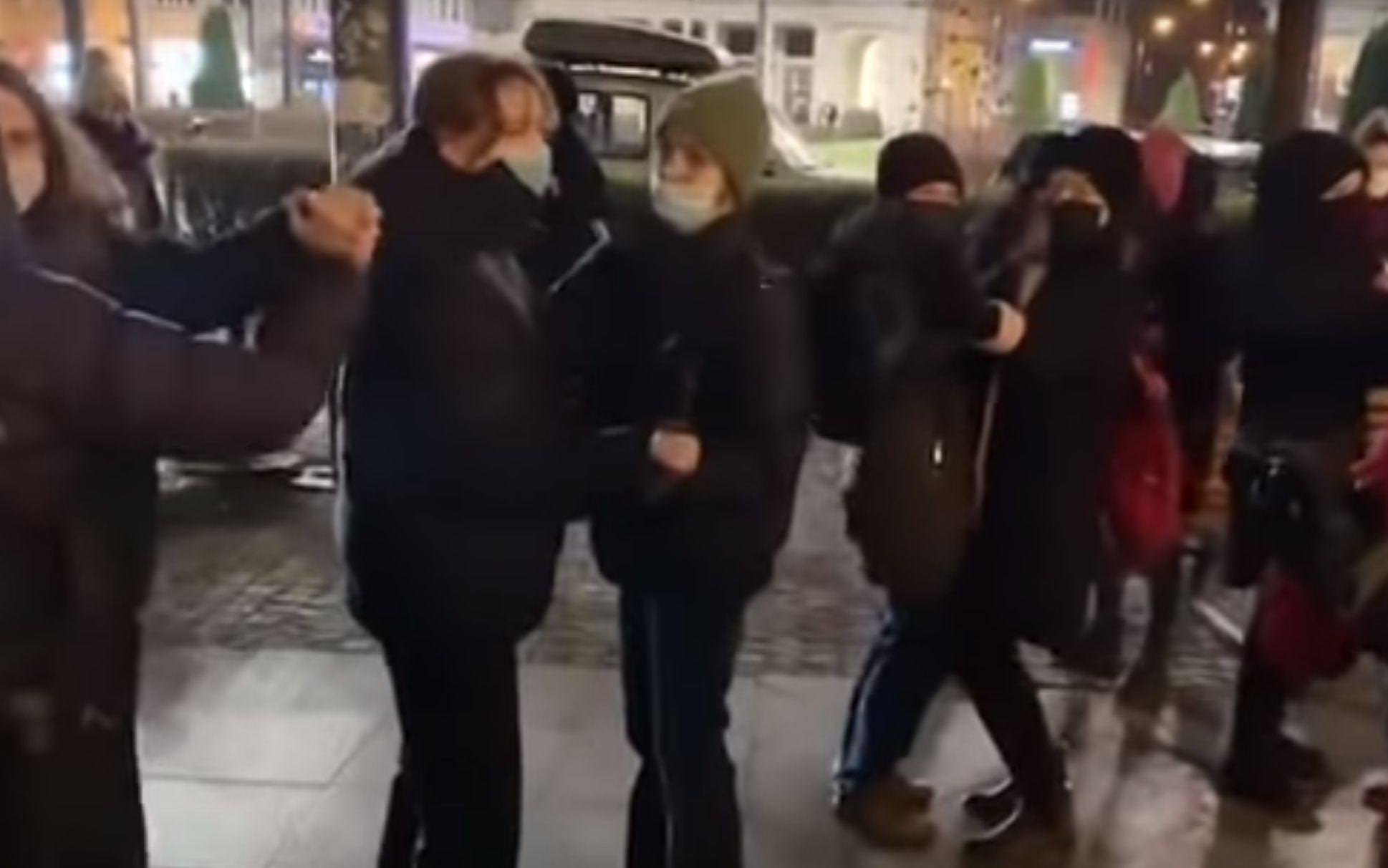 Grafika do artykułu Blokady Strajku Kobiet w Warszawie: m.in. lekcja tanga, wiązanie sznurówek na pasach, podręczne