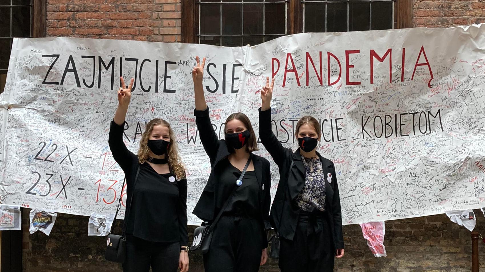 Trzy kobiety i transparent "Zajmijcie się pandemia, wybór zostawcie kobietom"