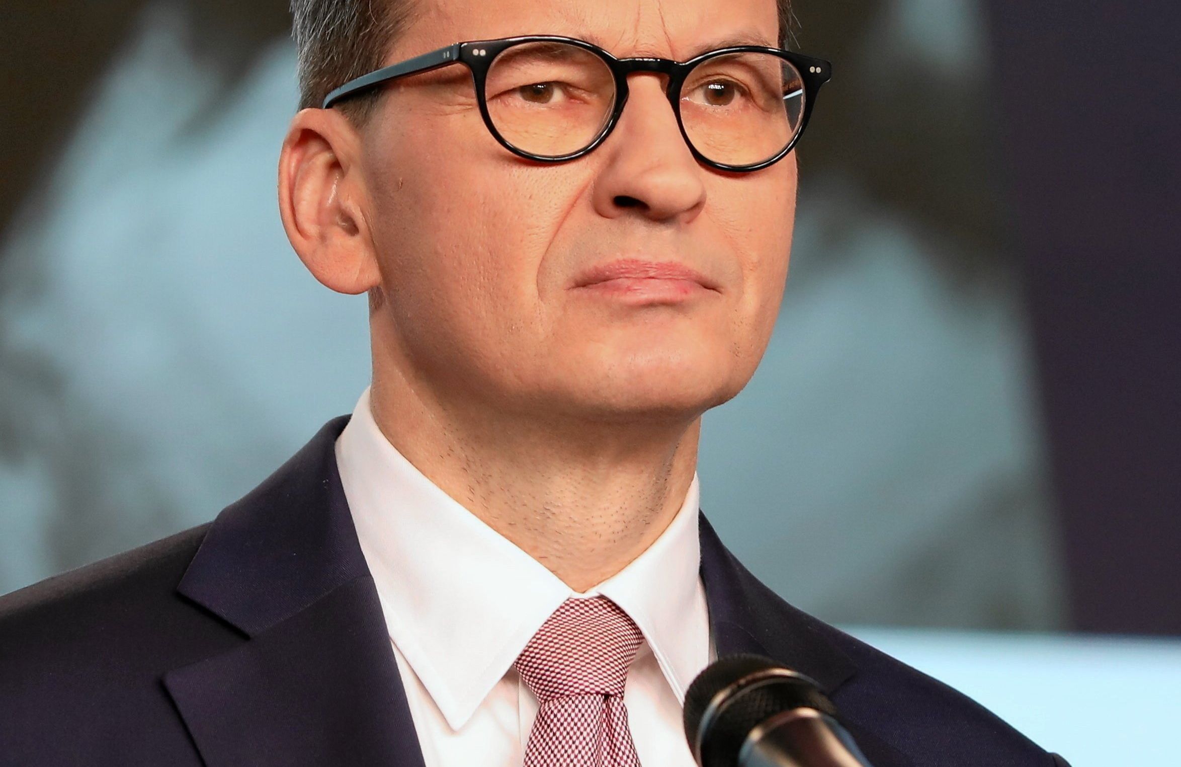 Były premier Mateusz Morawiecki przed mikrofonem