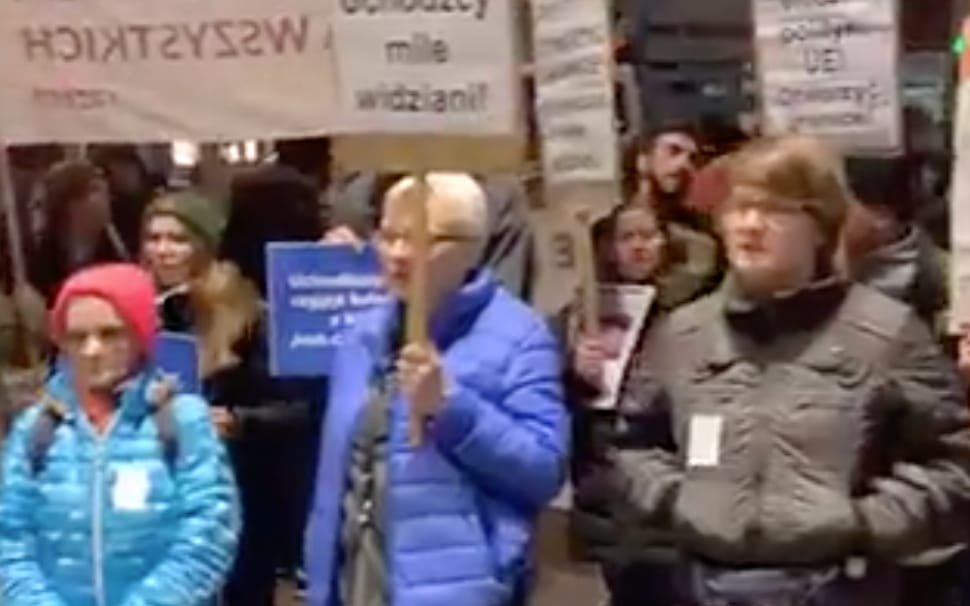 Grafika do artykułu Przeciwko „nieludzkiej” polityce wobec uchodźców – protest przed siedzibą Komisji Europejskiej