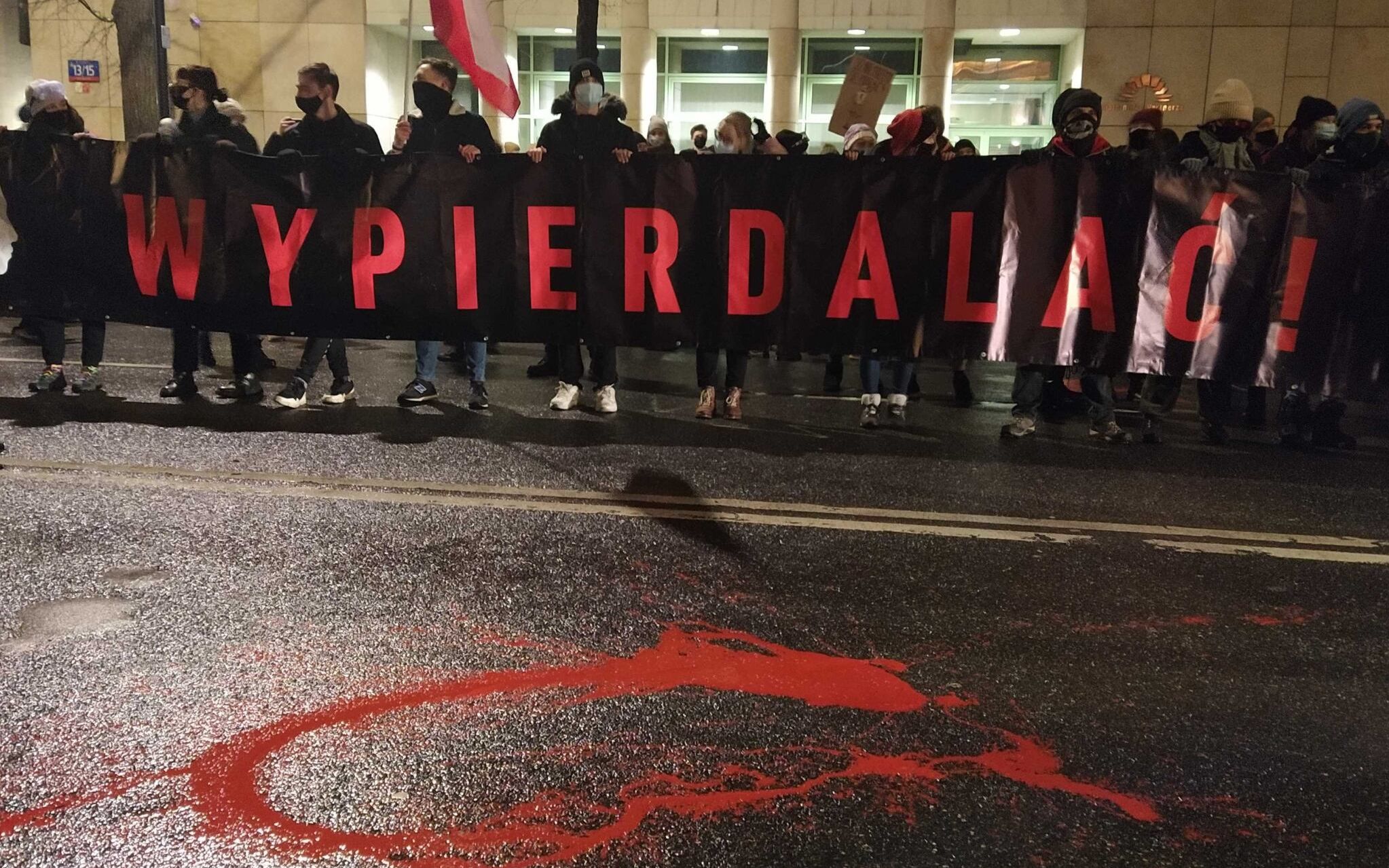 Grafika do artykułu "Rzucił mną z całej siły o ścianę". Policja wciąż nie zwolniła wszystkich protestujących pod TK