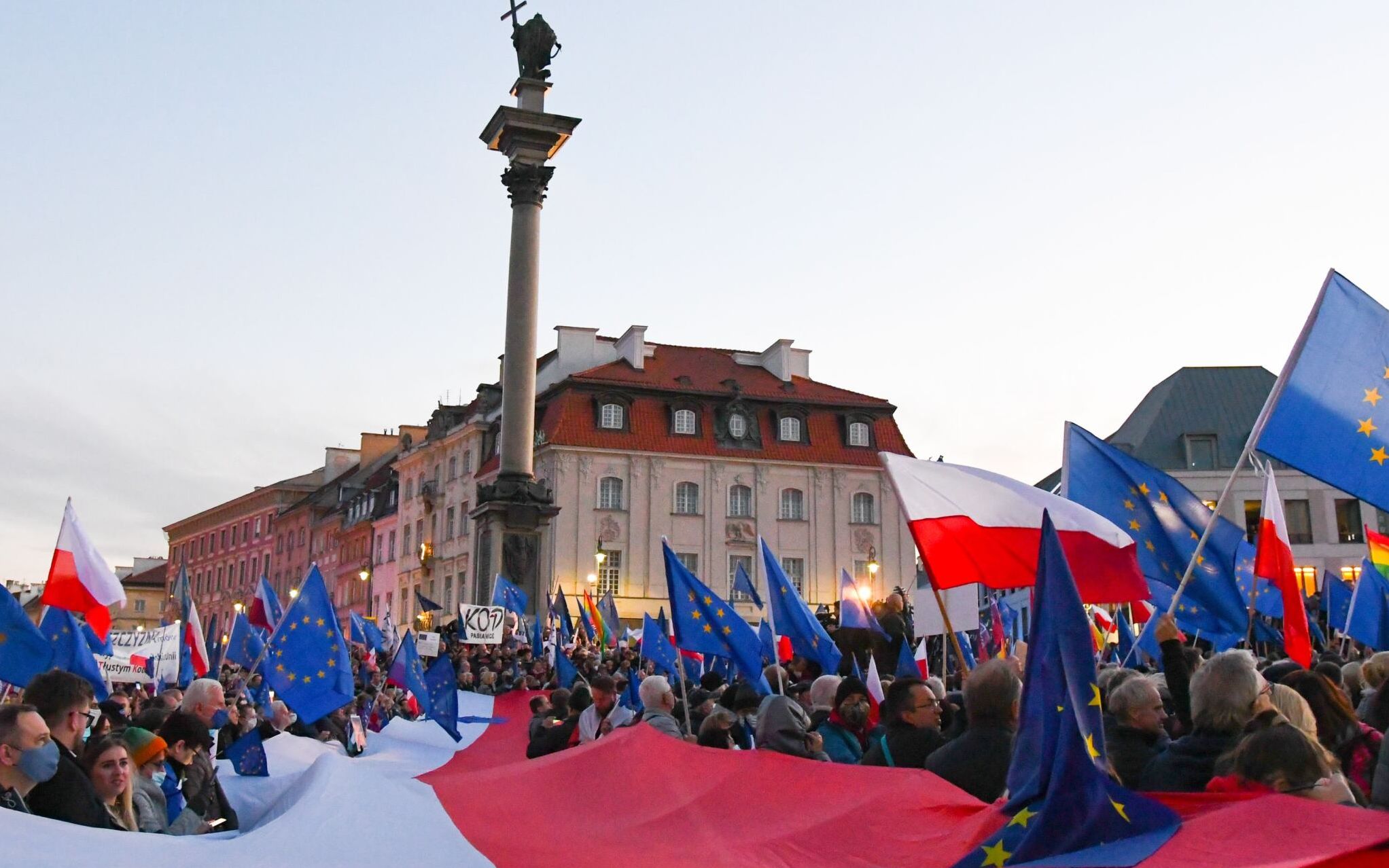 Warszawa, 10.10.2021. Zostajemy w UE – demonstracja na pl. Zamkowym