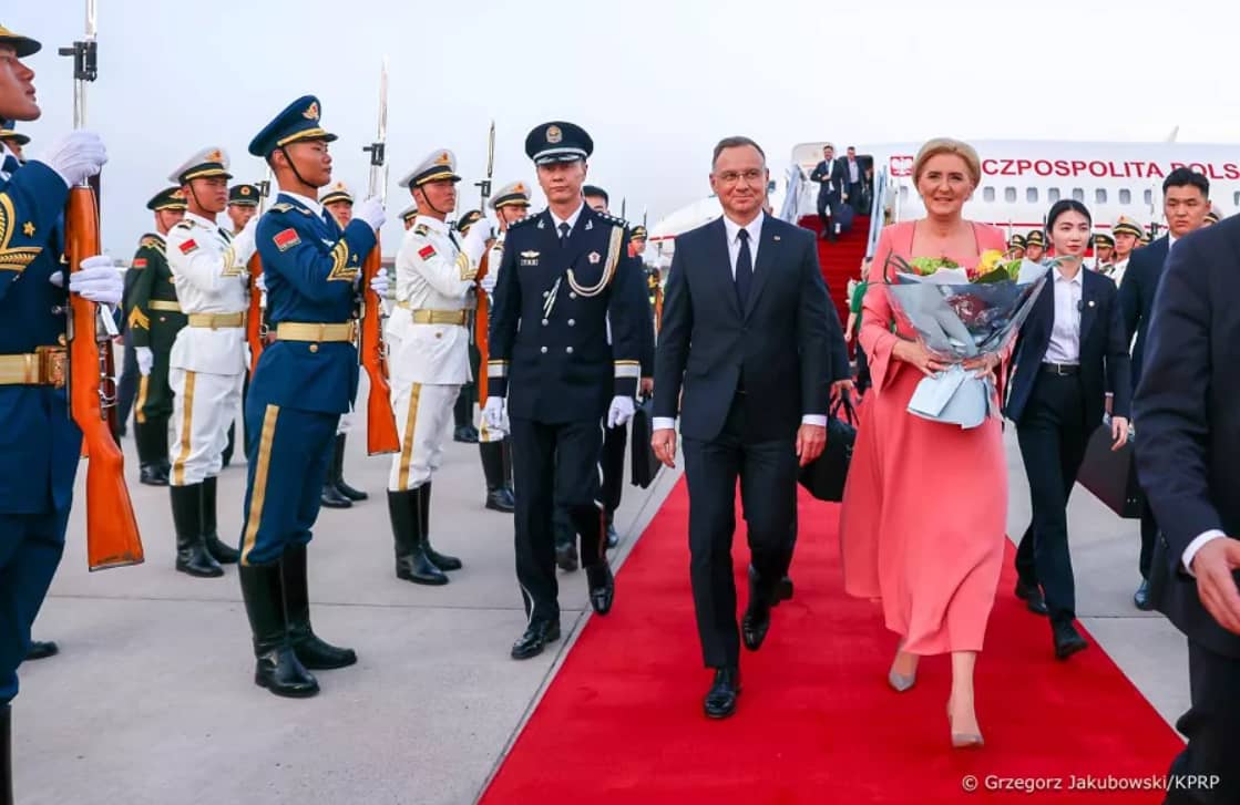 Prezydent Andrzej Duda z żoną Agatą Kornhauser-Dudą po przylocie do Chin 22 czerwca 2024