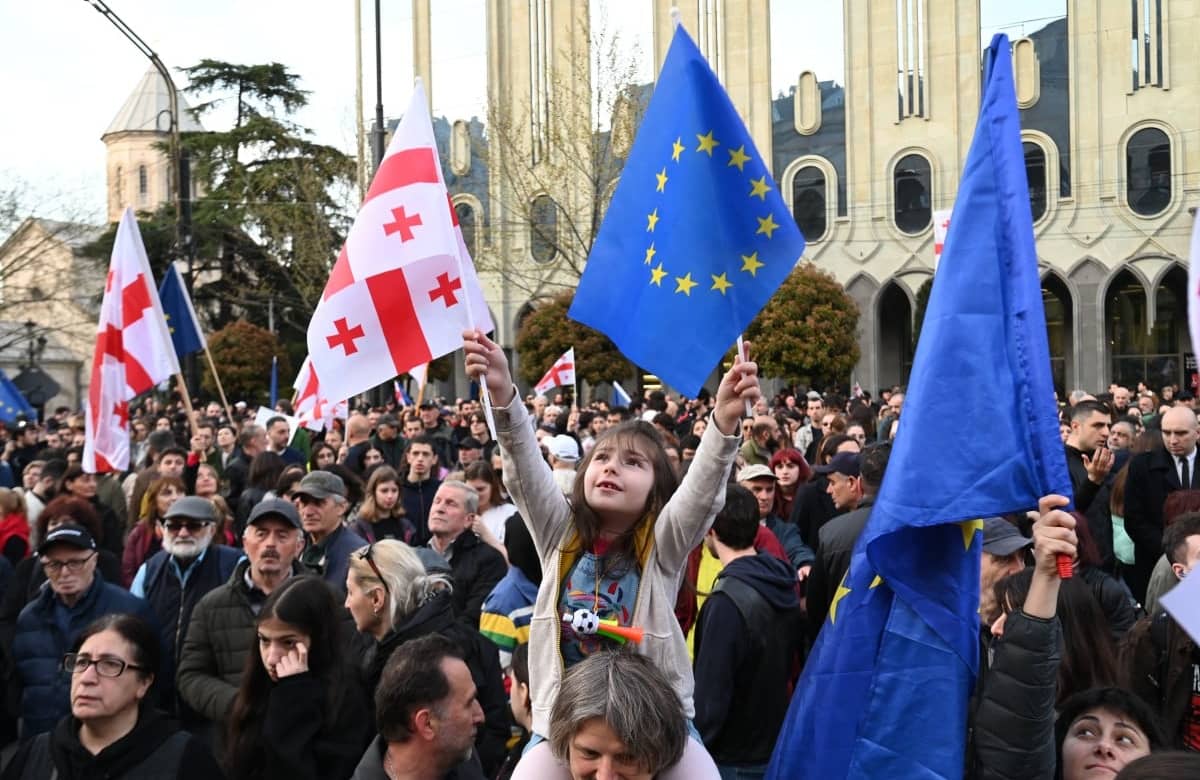 Tłum z flagami gruzińskimi i europejskimi