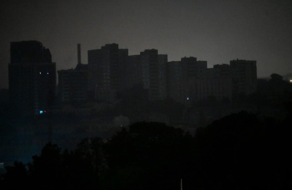 widok Kijowa podczas awarii zasilania po rosyjskich atakach dronów i rakiet na stolicę Ukrainy 10 października 2025 r.