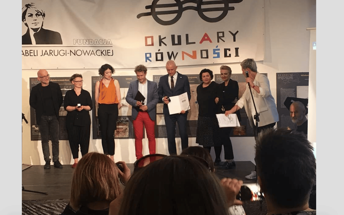 Grafika do artykułu Bądźmy po stronie mrówek, nie mrówkojadów. OKO.press wśród nominowanych do "Okularów równości"