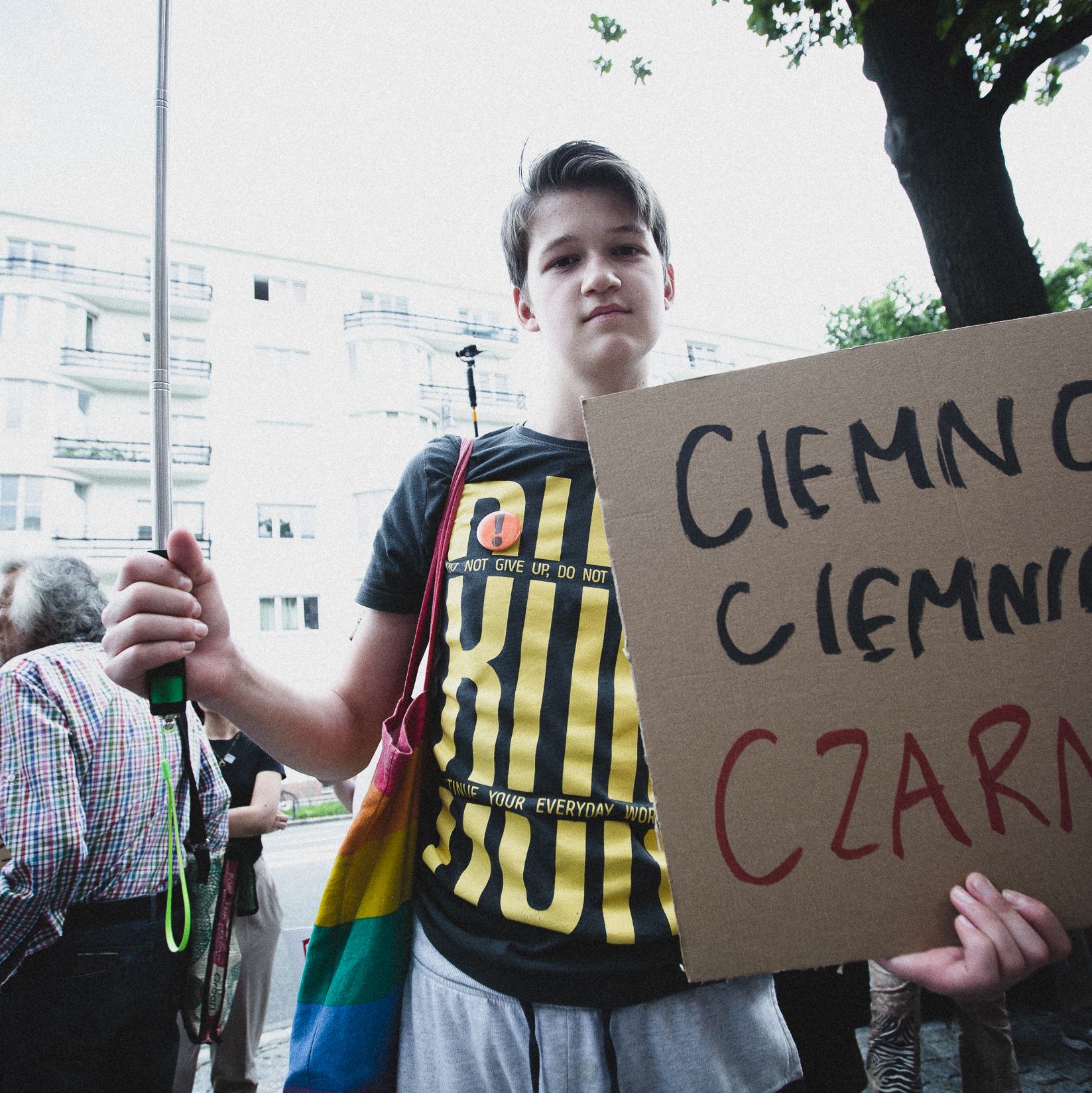 Warszawa, 19.07.2021. Aktywiści i aktywistki protestowali przed siedzibą Ministerwsta Edukacji i Nauki. Pomalowali się tęczowymi farbami, zrobili laurkę dla Czarnka