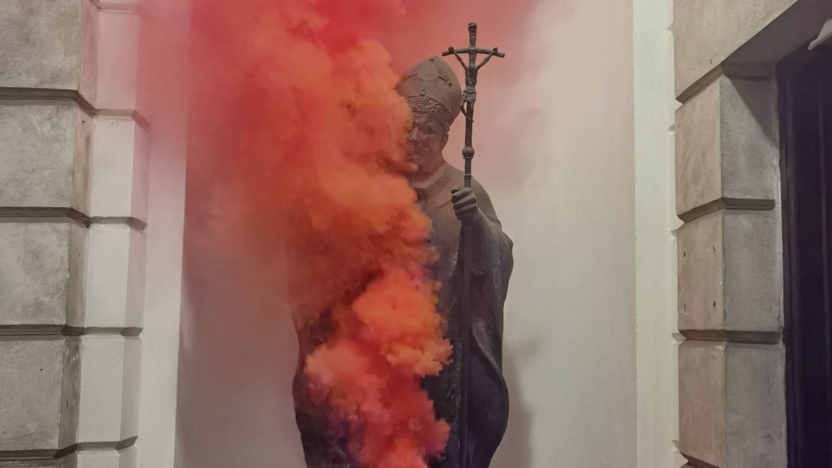 Raca odpalona przed figurą Jana Pawła II, protest 29 stycznia 2021. Strajk kobiet