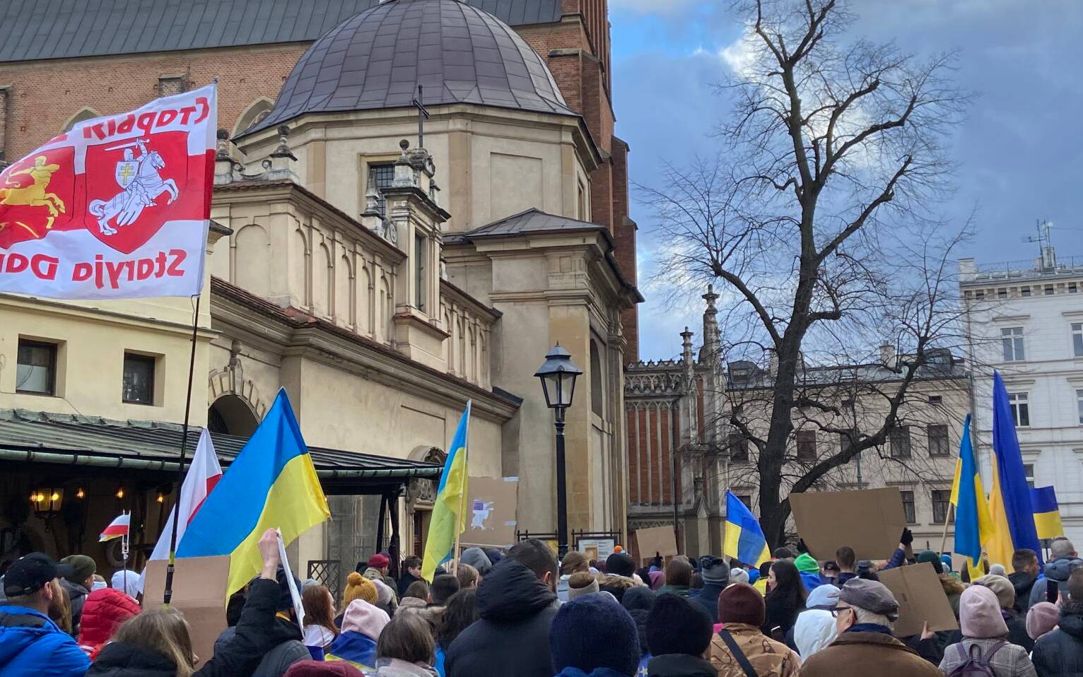 Grafika do artykułu #StandWithUkraine w Krakowie. Kto przychodzi wspierać Ukrainę