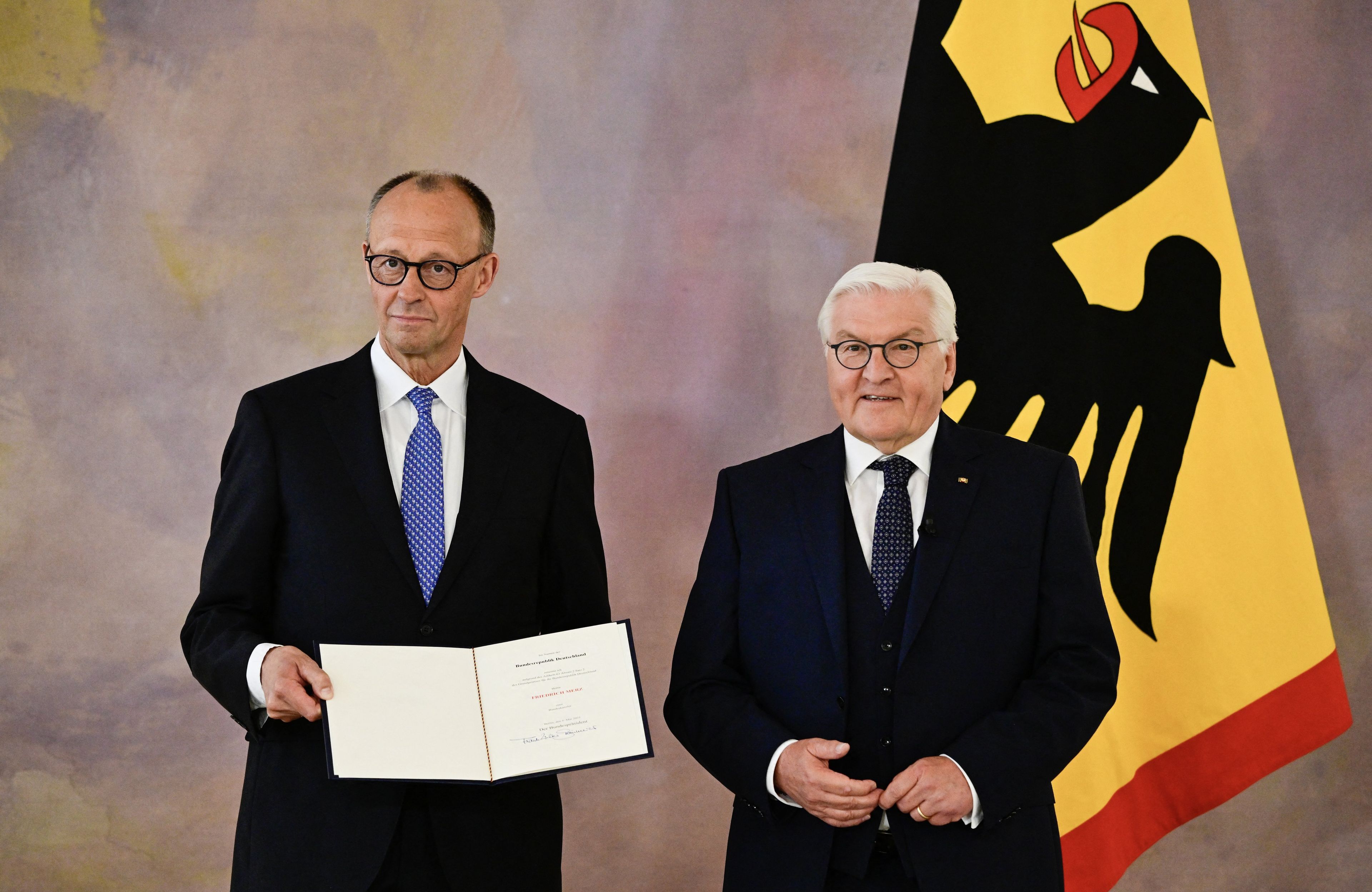 Friedrich Merz (L) otrzymuje akt mianowania na kanclerza Niemiec od prezydenta Franka-Waltera Steinmeiera. Uroczystość odbyła się w Pałacu Prezydenckim Bellevue w Berlinie 6 maja 2025 r.