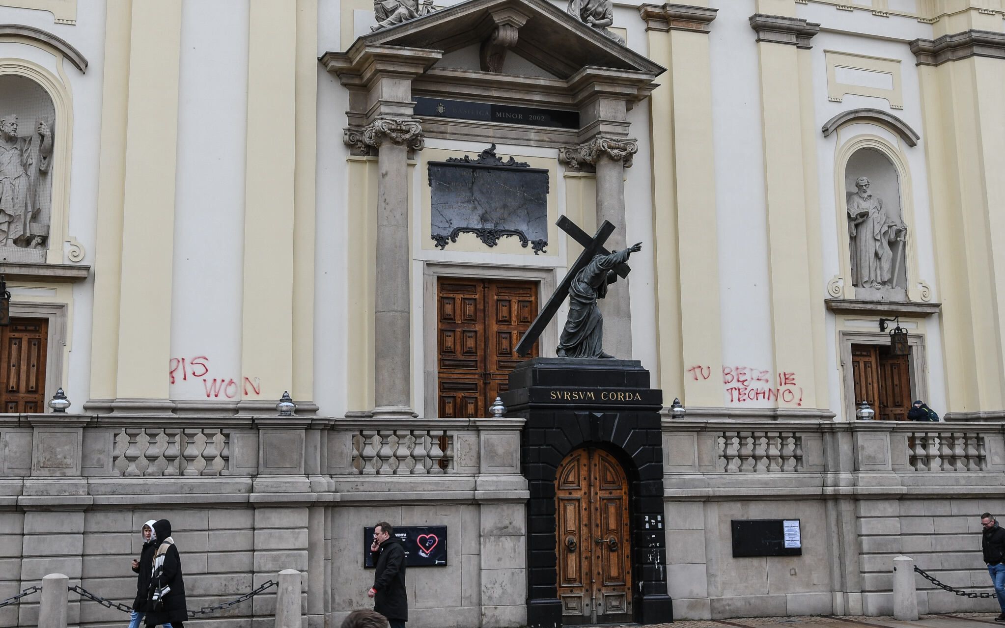 Grafika do artykułu Trzy miesiące za kratkami za napisy na kościele. Organy nadużywają aresztu tymczasowego?