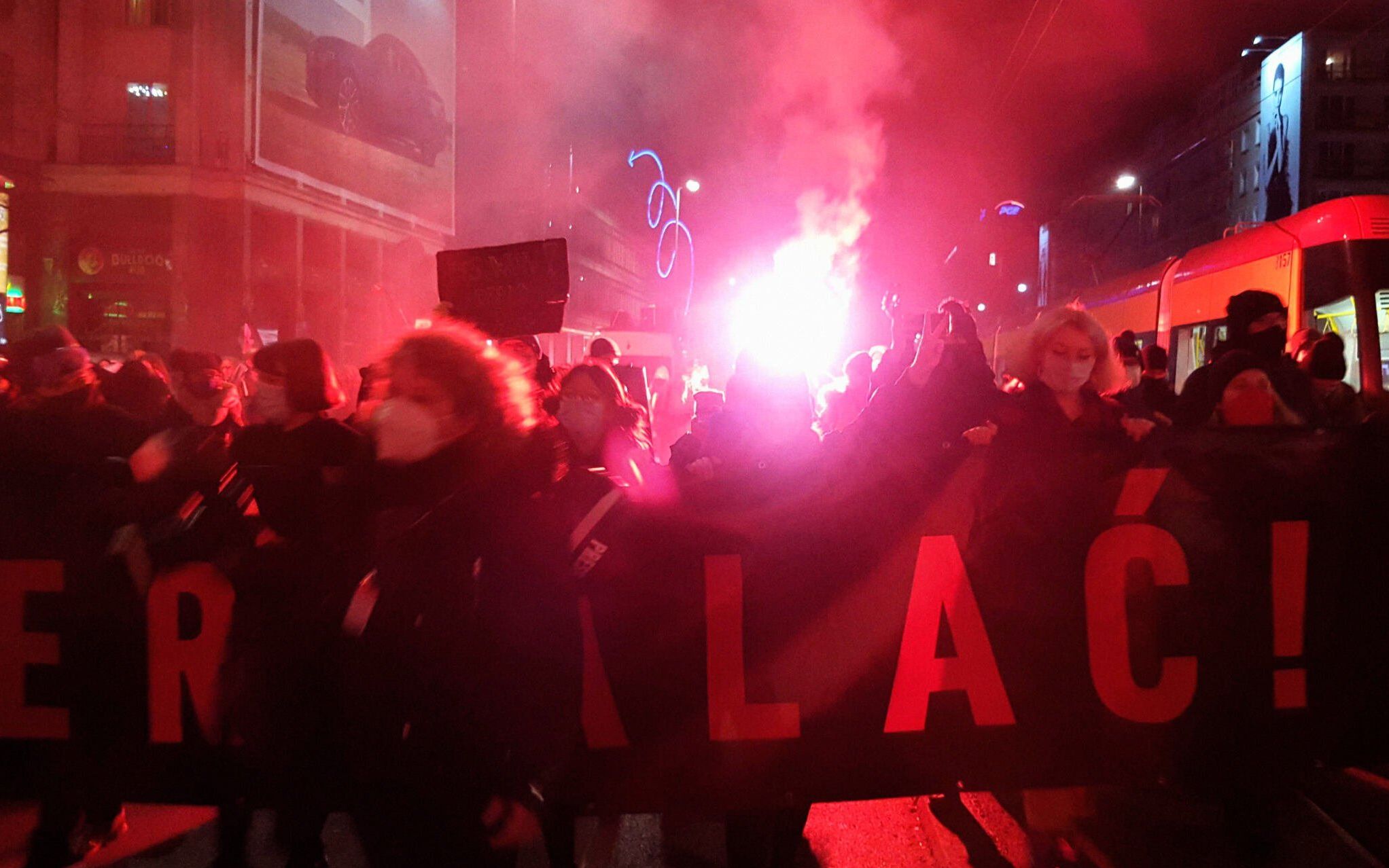 Grafika do artykułu Na ulicach przeciw piekłu kobiet: tysiące idą przez Warszawę. Tłum był pod siedzibą PiS [AKTUALIZOWANY]