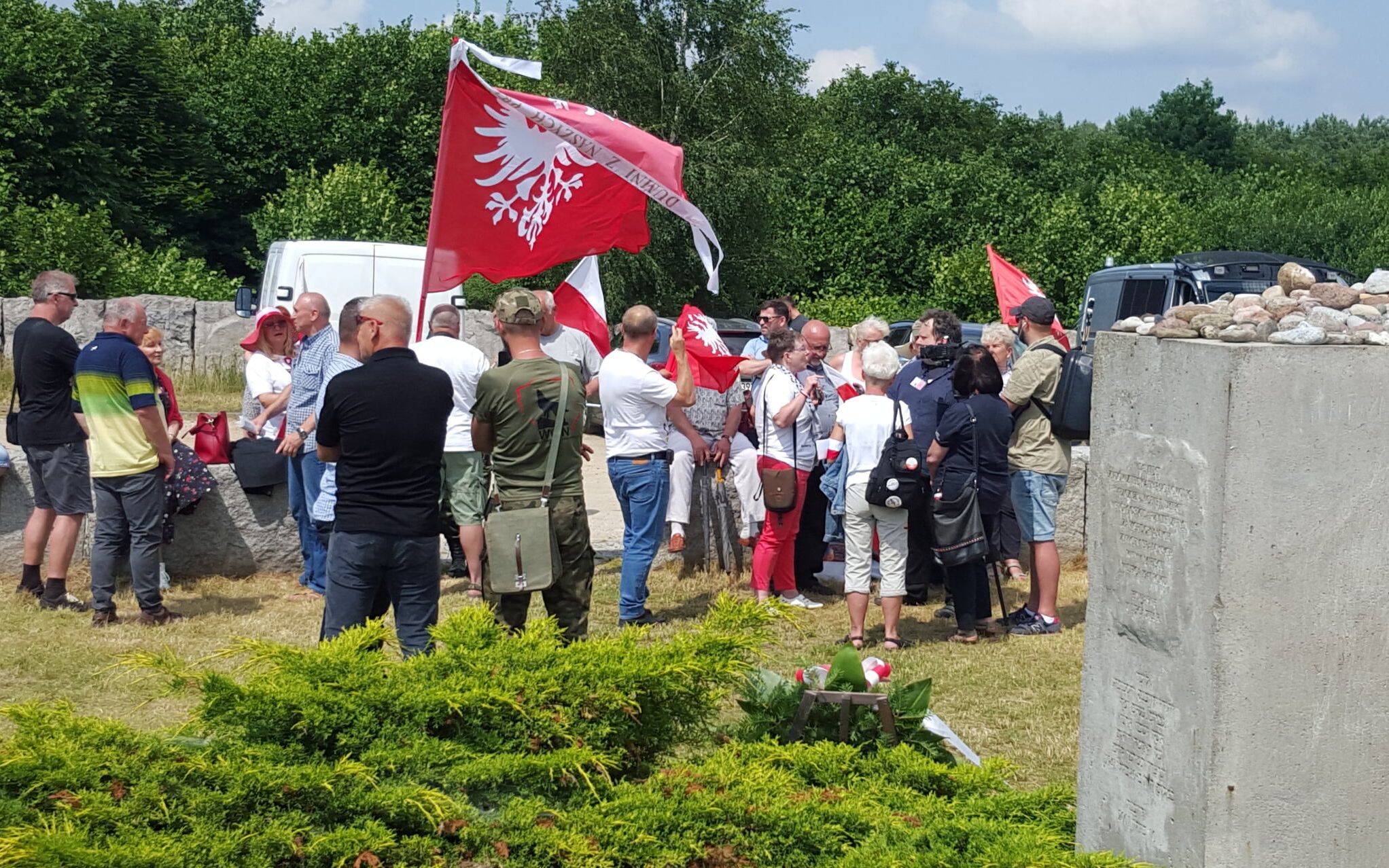 Grafika do artykułu "Synek, Żyd wyssie z ciebie każdą kroplę krwi i śladu nie zostawi". Nacjonaliści zdobyli Jedwabne