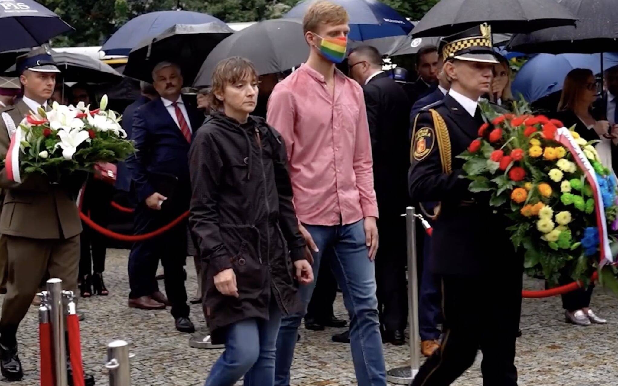Grafika do artykułu Buczenie i gwizdy pod pomnikiem Ofiar Rzezi Woli przy składania kwiatów przez społeczność LGBTQ+.