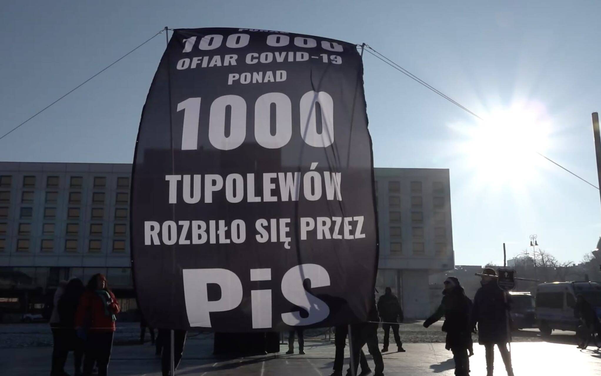 Grafika do artykułu 1000 tupolewów rozbiło się przez PiS. Akcja Lotnej Brygady Opozycji